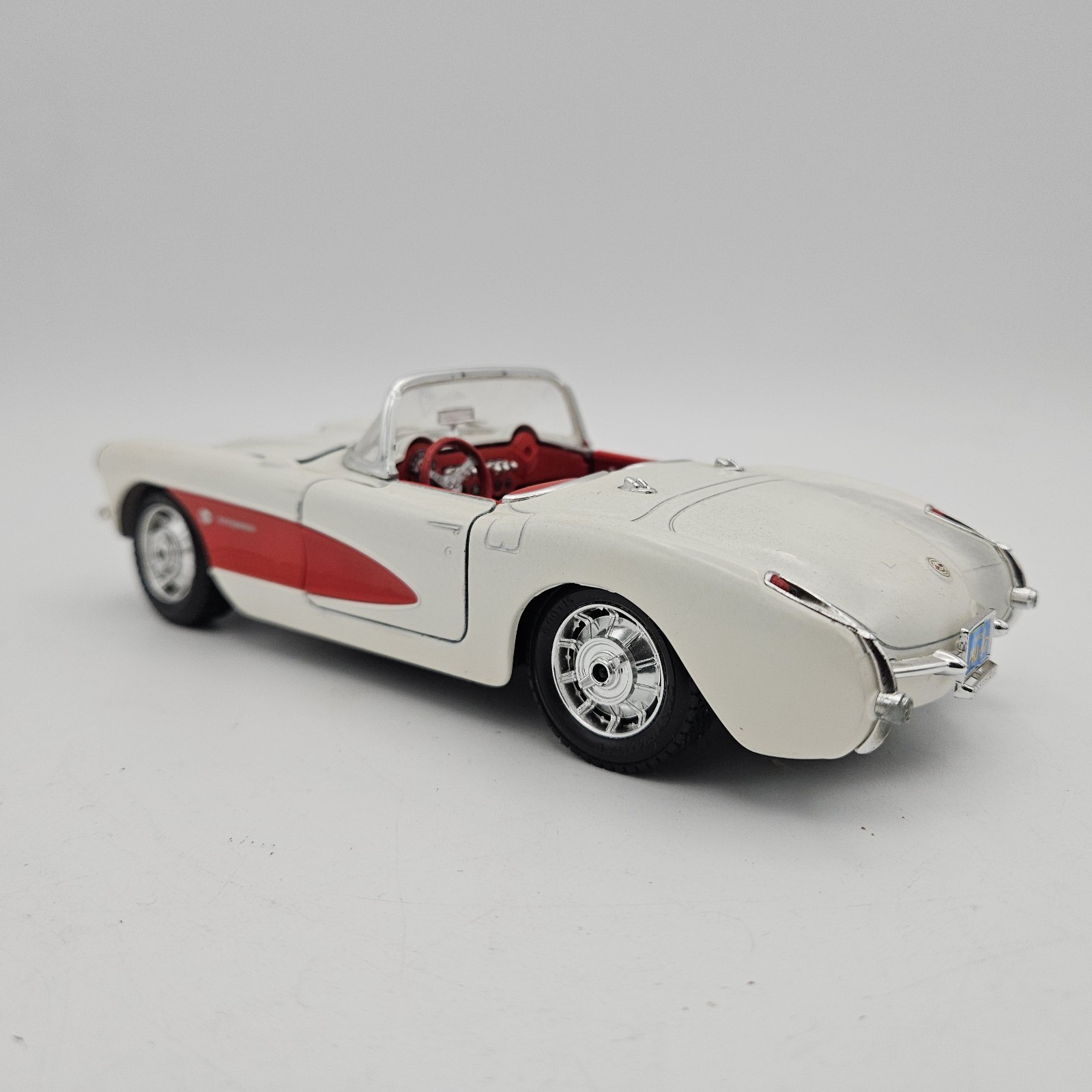 Burago 1:24 Diecast 1957 Chevrolet Corvette White & Red No Box