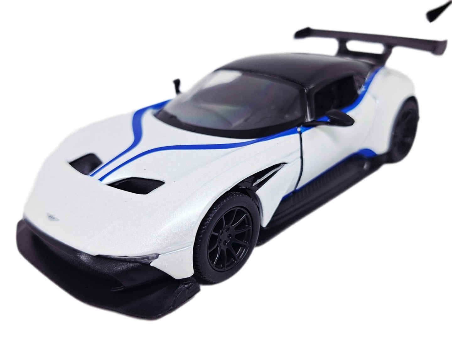 Kinsmart Aston Martin Vulcan Eggshell White 2016 Sports 1/38 O Scale Diecast Car