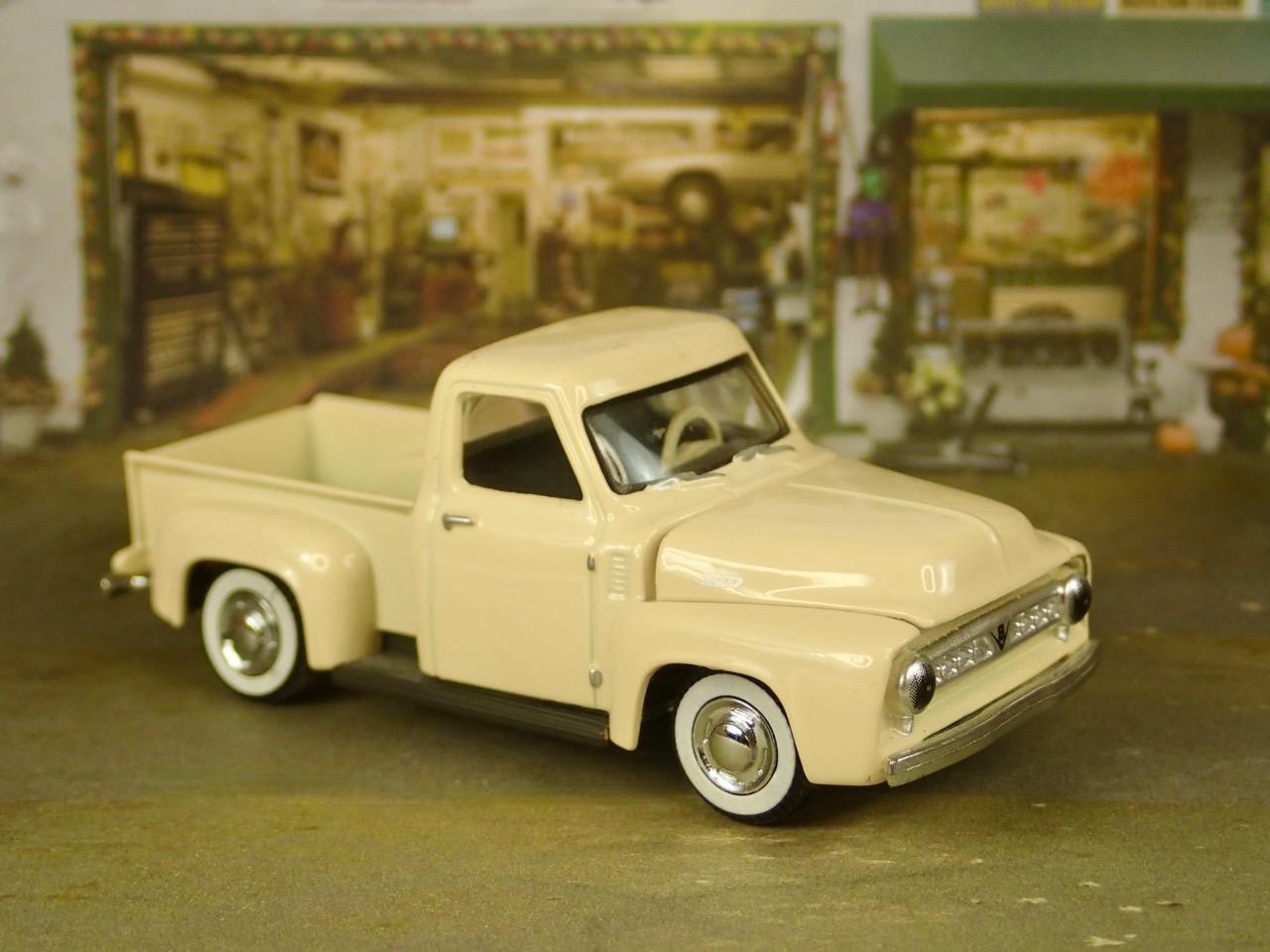 Vintage Motoring 1953 Ford F-100 Flathead V8 Step Side Pick-up 1/64 Scale LE O