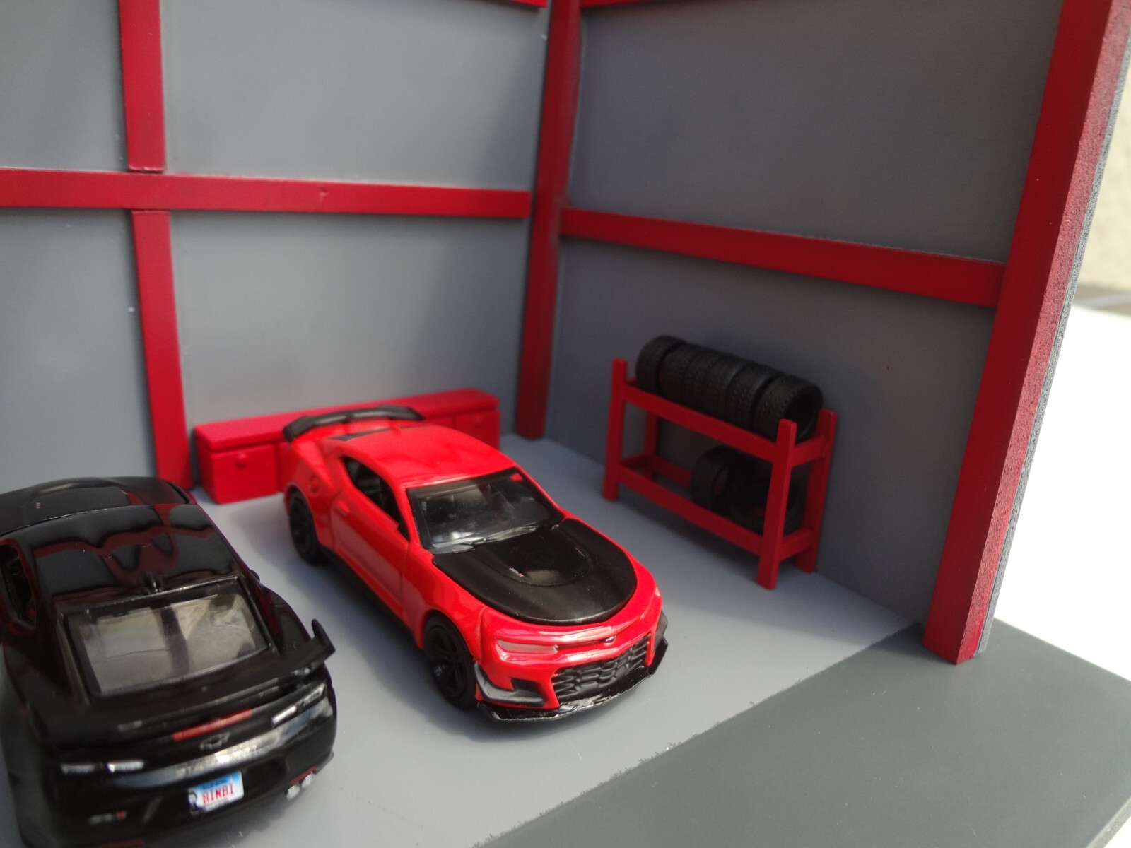 1:64 scale Mechanic Garage Diorama Gray & Red cars are not included