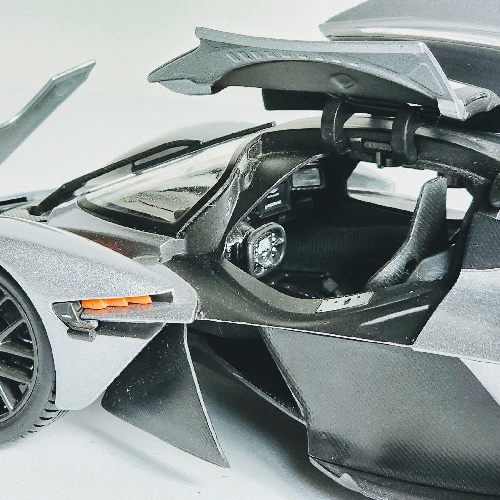 Maisto Special Edition Aston Martin Valkyrie Silver 1:18 Diecast