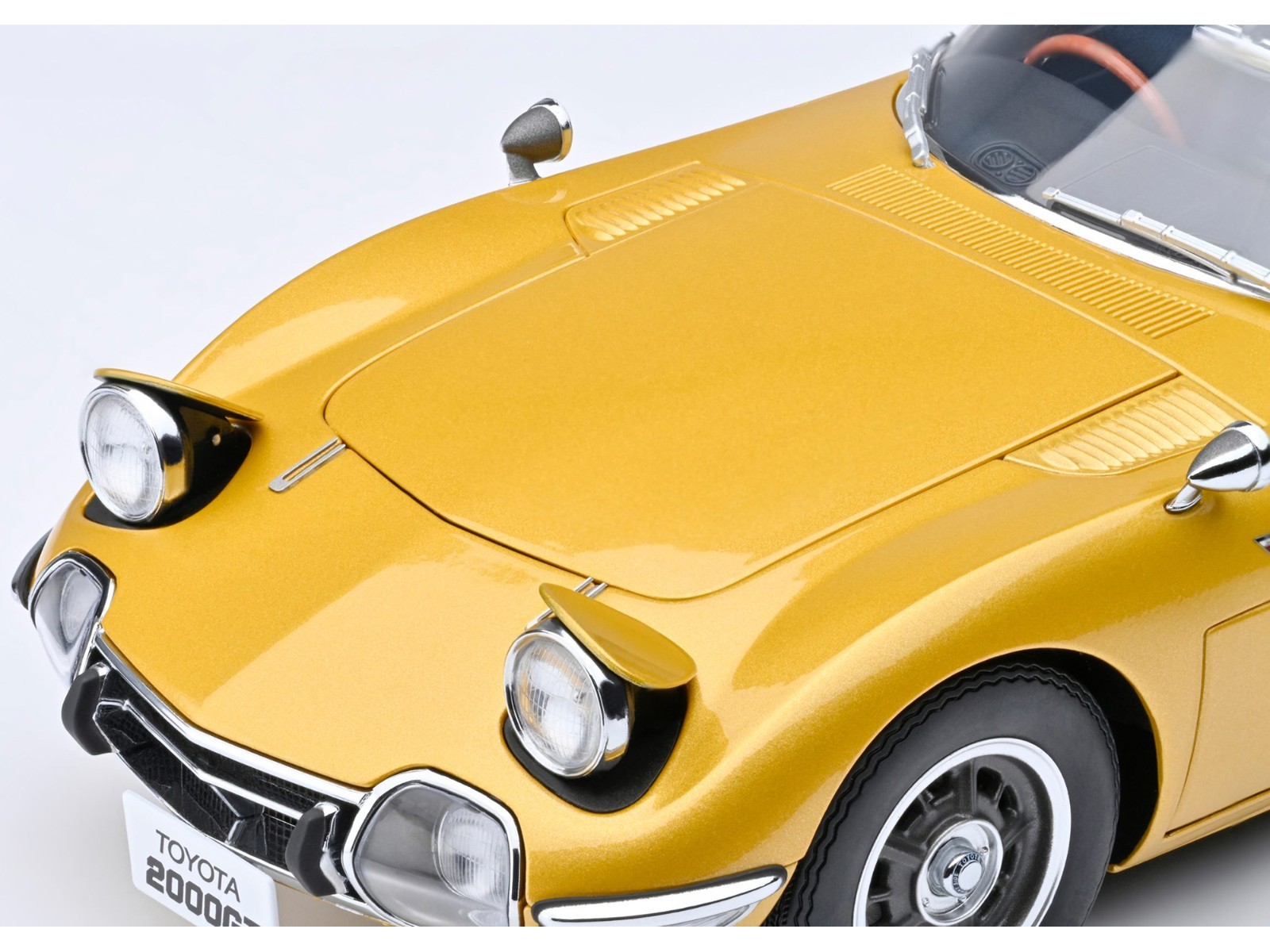 1967 TOYOTA 2000GT RHD GOLD 1/18 MODEL CAR BY AUTOART 79549