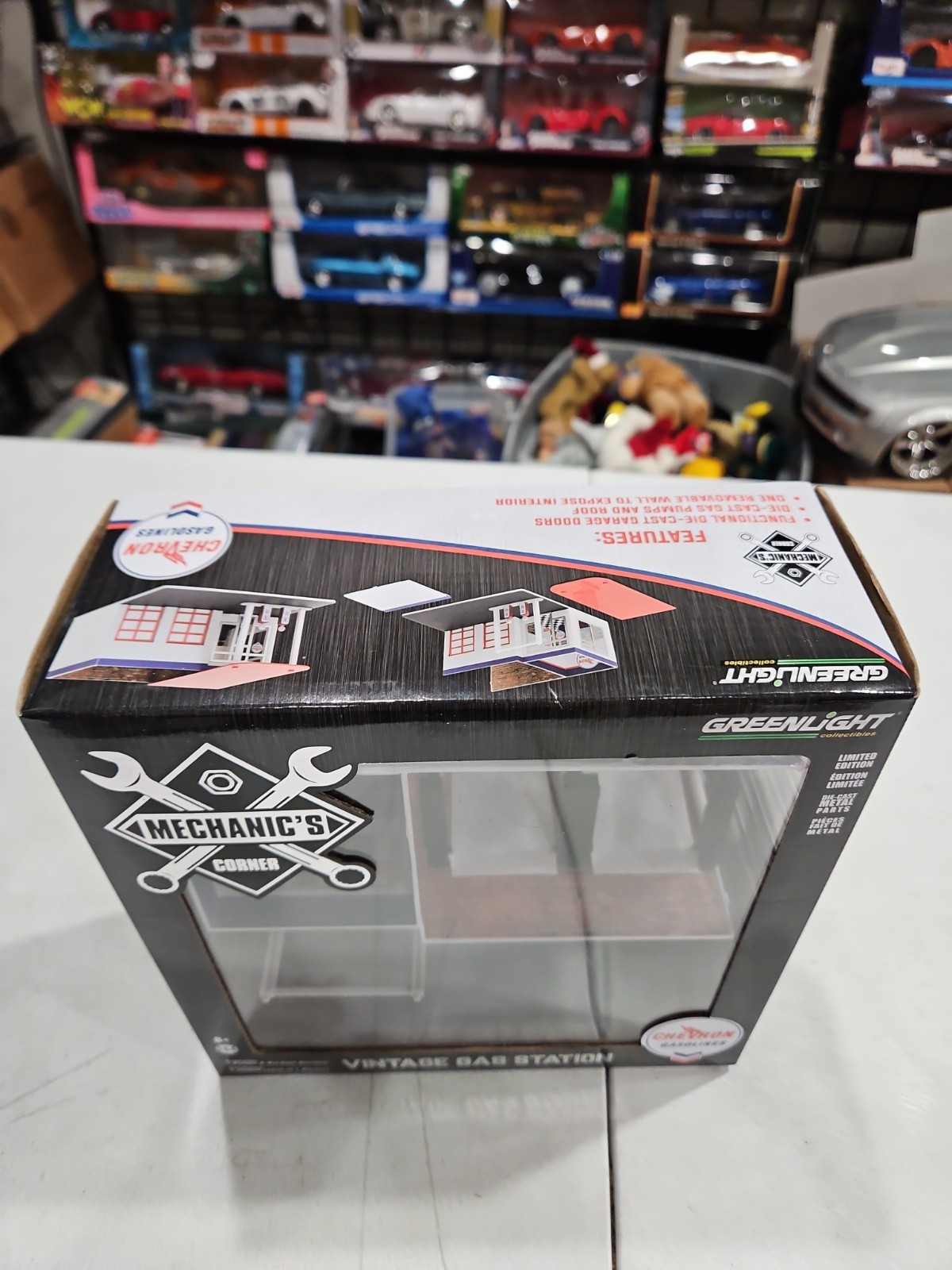 Greenlight Mechanic’s Corner Chevron Gasolines Vintage Gas Station Diorama New