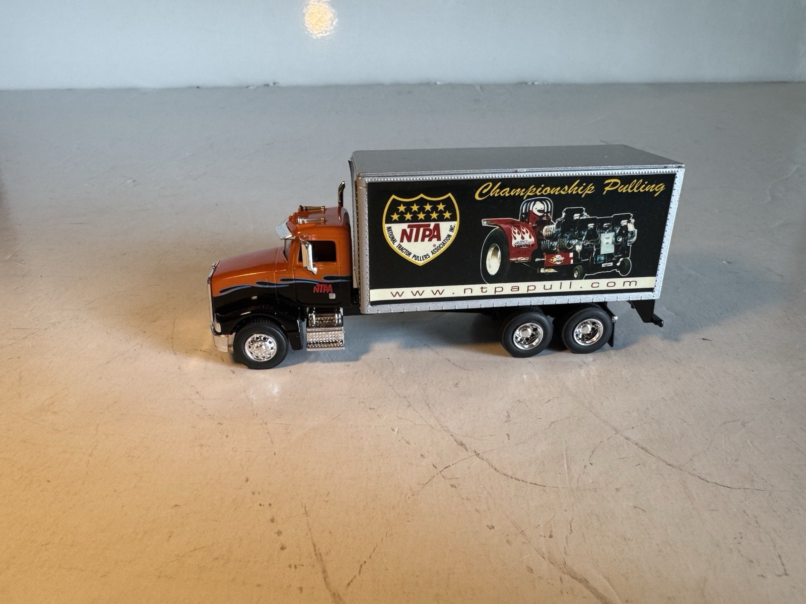 SpecCast 1:64 Diecast Peterbilt Box Truck Tractor Pulling