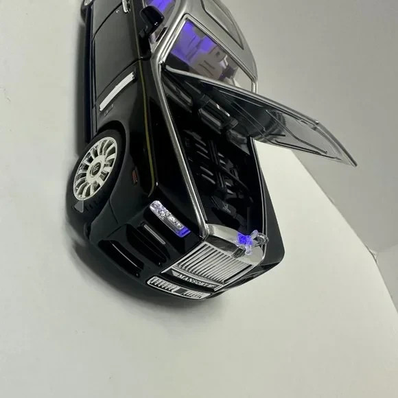 1:24 Rolls-Royce Phantom Metal Diecast Silver Black WITH LEDS Roll-Back