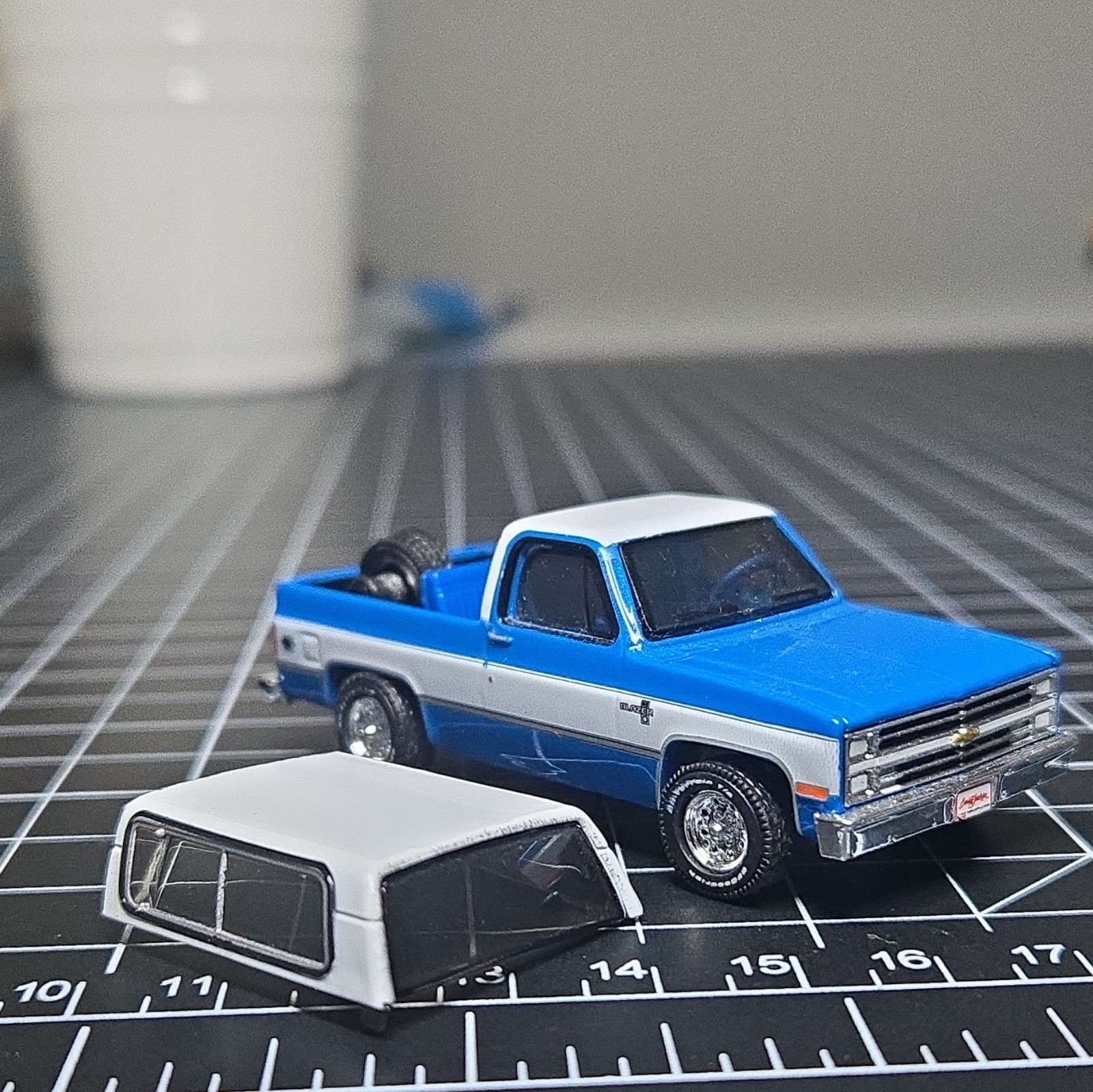 Greenlight 1/64 1984 Chevrolet K-5 Blazer Blue/White Diecast Removable Top
