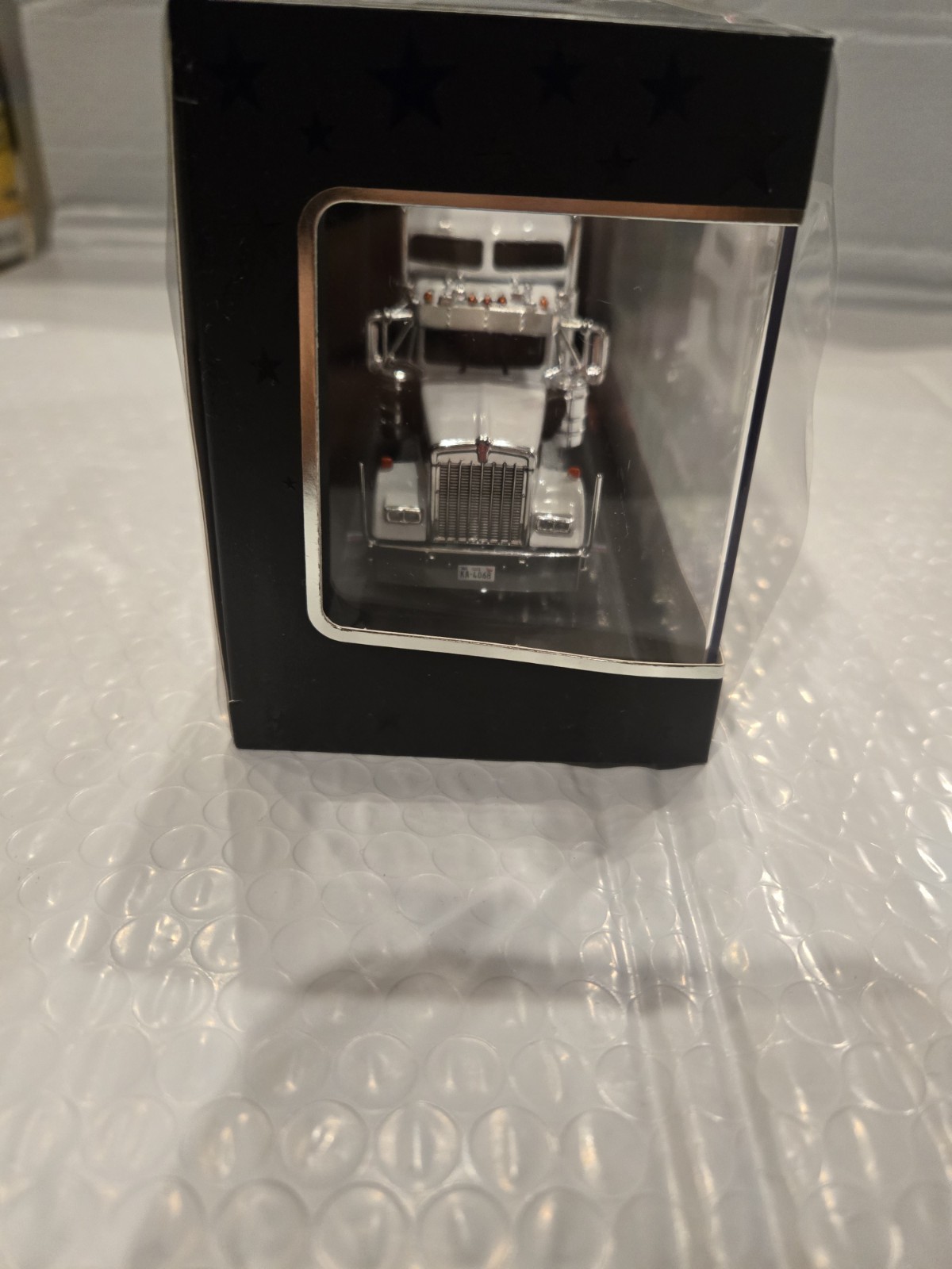 1:64 IXO Models *WHITE James Bond 007* Kenworth W900 Semi Truck NIB!