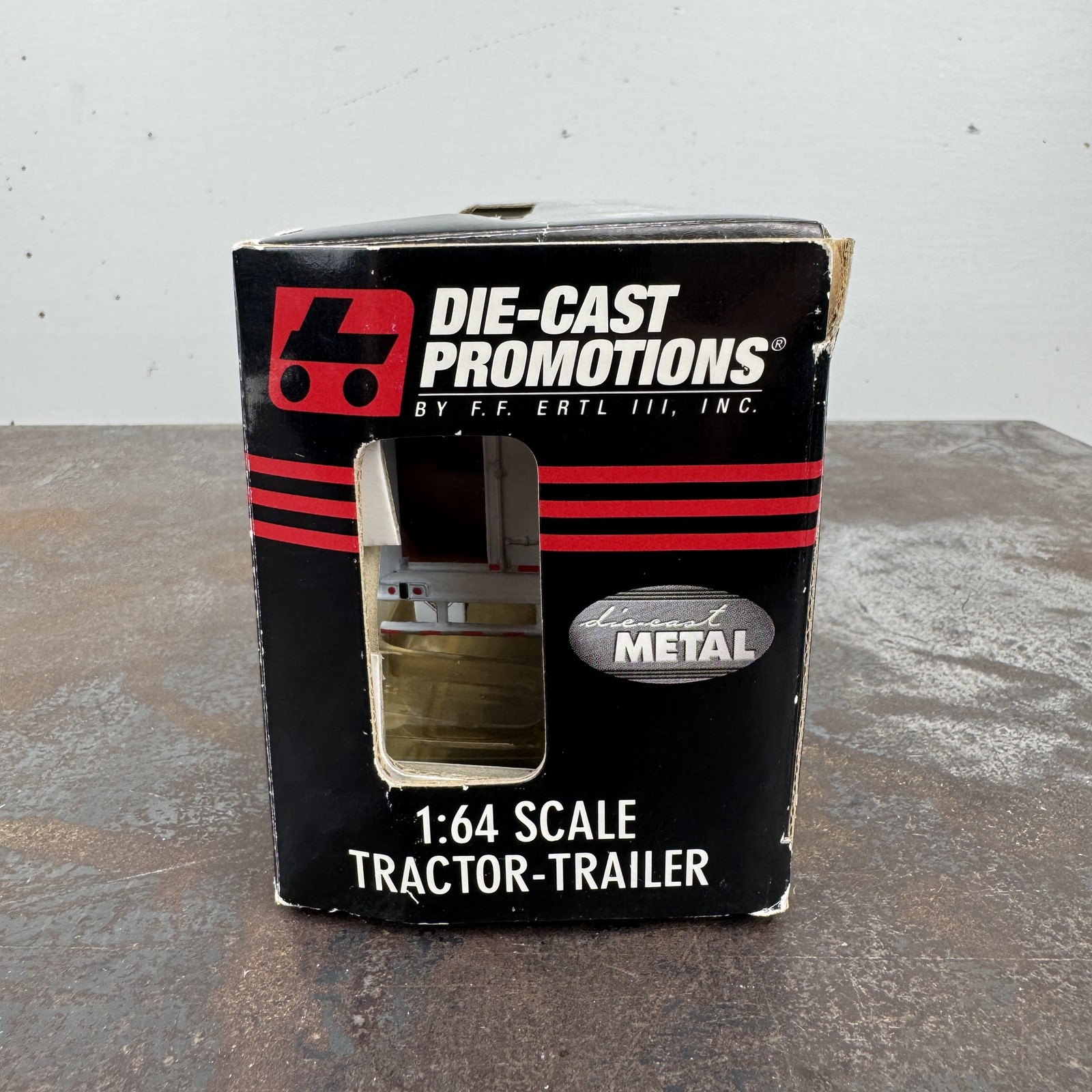 DCP INTERNATIONAL Chatham Plant 1:64 International 9400 Truck w/ Trailer #30393