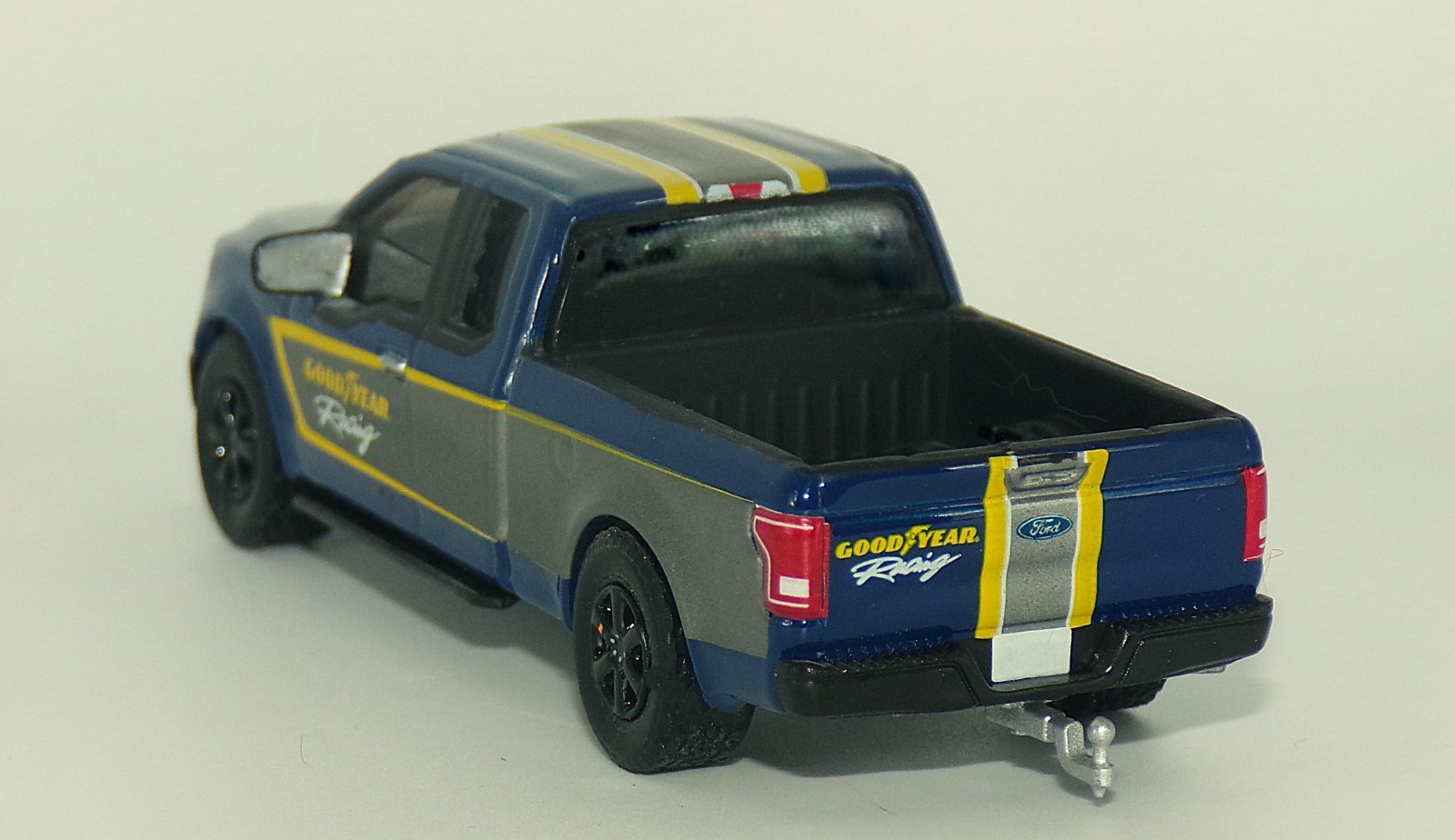 2014 Nissan GT-R (R35)-2015 Ford F-150-Enclosed Car Hauler…Greenlight…..1:64