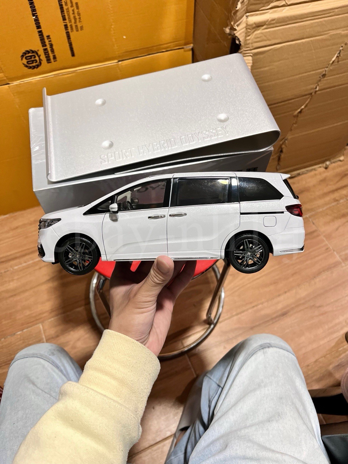 1:18 Scale Honda Odyssey Absolute Black Edition White Diecast Model With Base