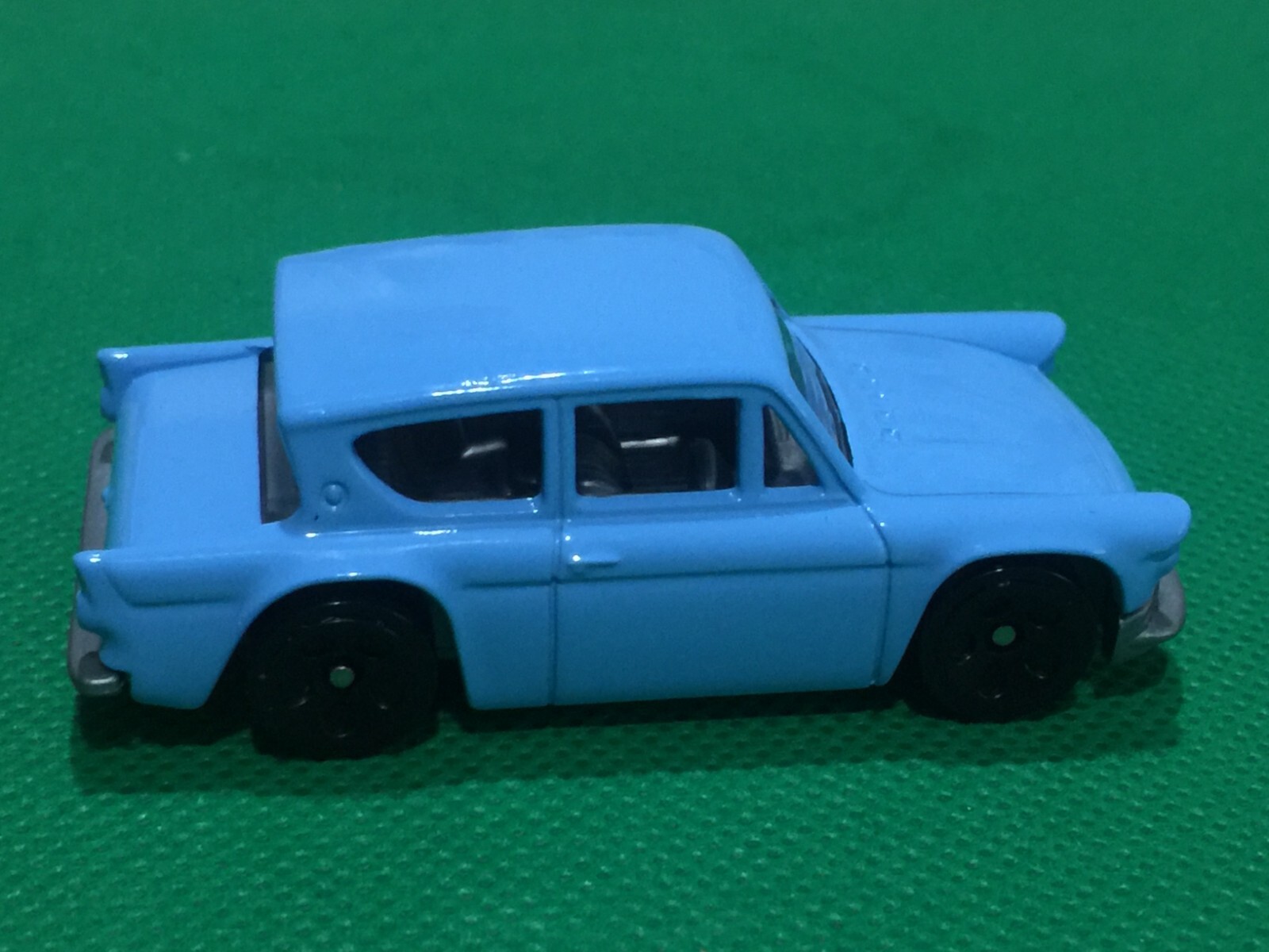 Light Blue Mattel Hot Wheels FORD ANGLIA 105e Automobile From Harry Potter
