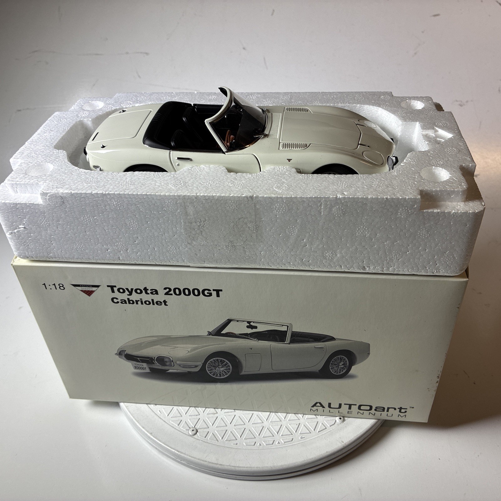 AUTO art MILLENNIUM 1/18 TOYOTA 2000GT White Miniature Scal bond Car Hobby 2010