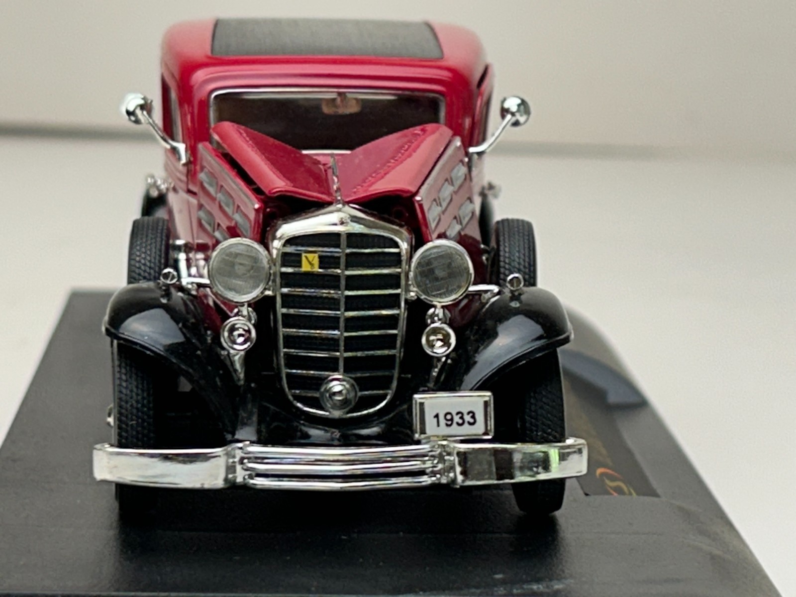 Signature Models 1:32 Scale Diecast 1933 Cadillac Fleetwood Sedan with Box