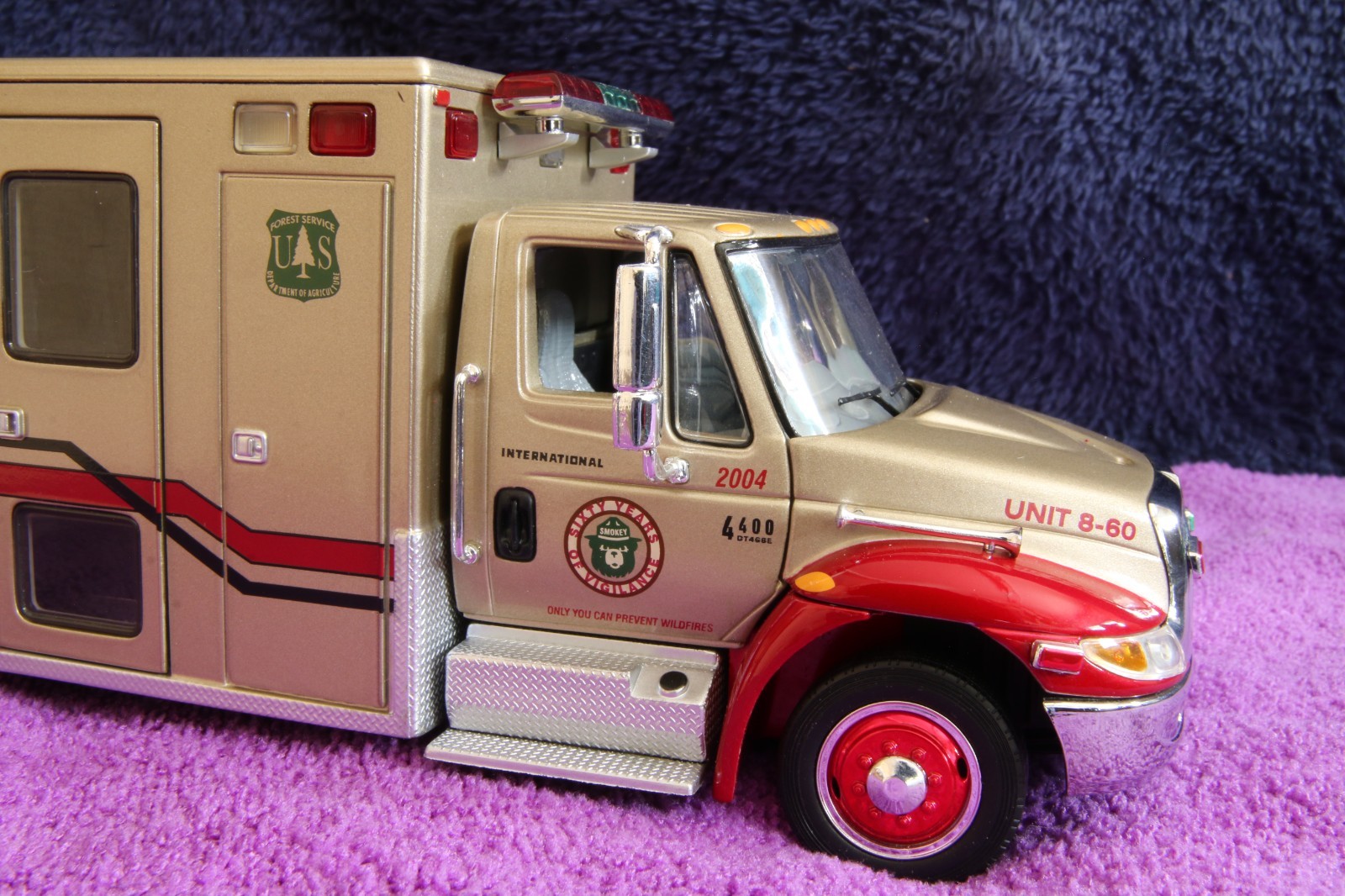 NEW UN-OPENED Ser# 005 — SMOKEY BEAR 60th Anniversary IH 4400 EMS Unit 18-3403
