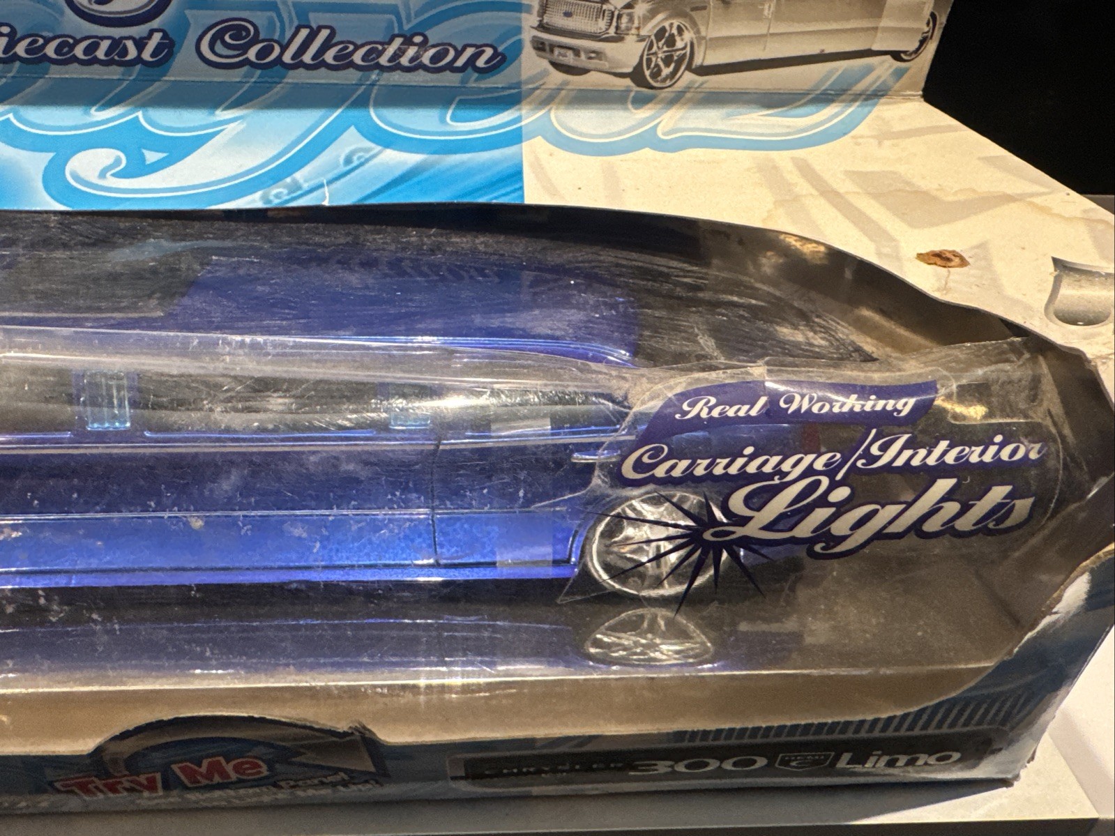 Maisto Playerz 2005 Chrysler 300C Hemi Limousine Blue 1/24