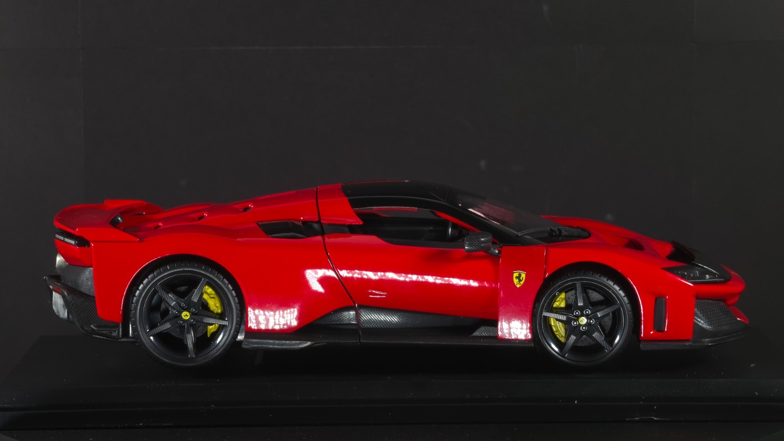 Ferrari F80 1:18 Maisto Exclusive Style Special Edition – red