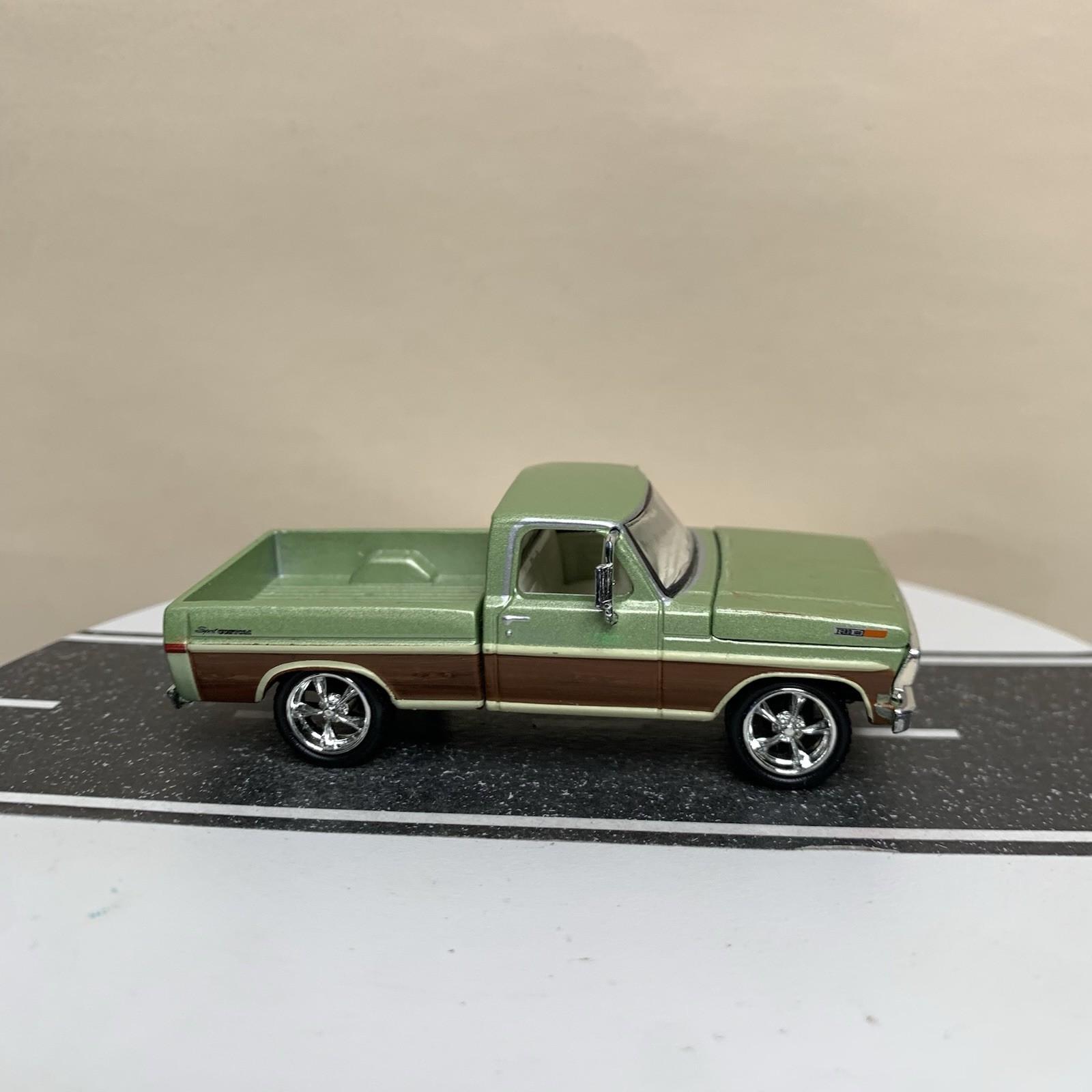 Greenlight 1972 Ford F-100 Pickup Truck Green w/Wood Panel Detail 1:64 NM