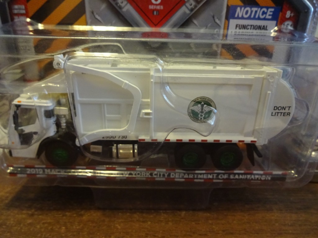 GreenLight New York City Sanitation Mack LR Front Load Garbage Truck 1:64