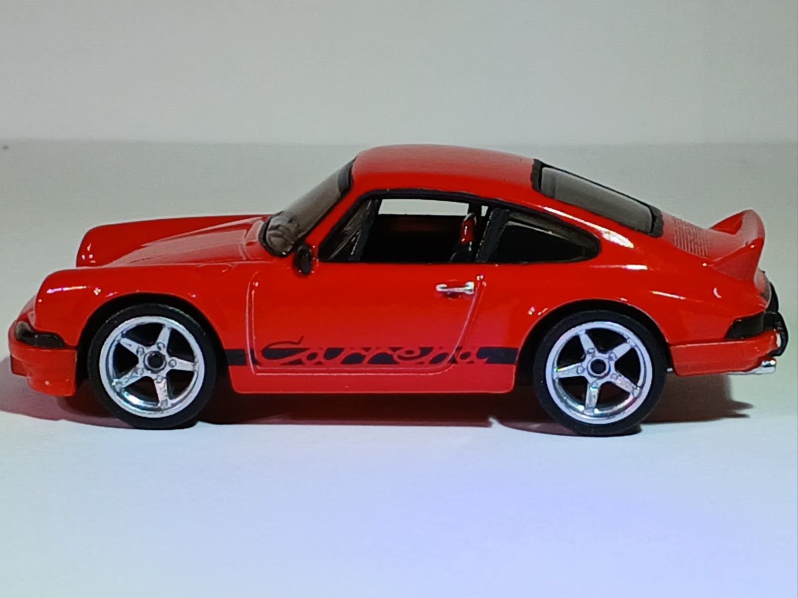 Hot Wheels Factory Fresh Porsche 911 Carrera RS 2.7 Red 1:64 Real Riders- Inter.