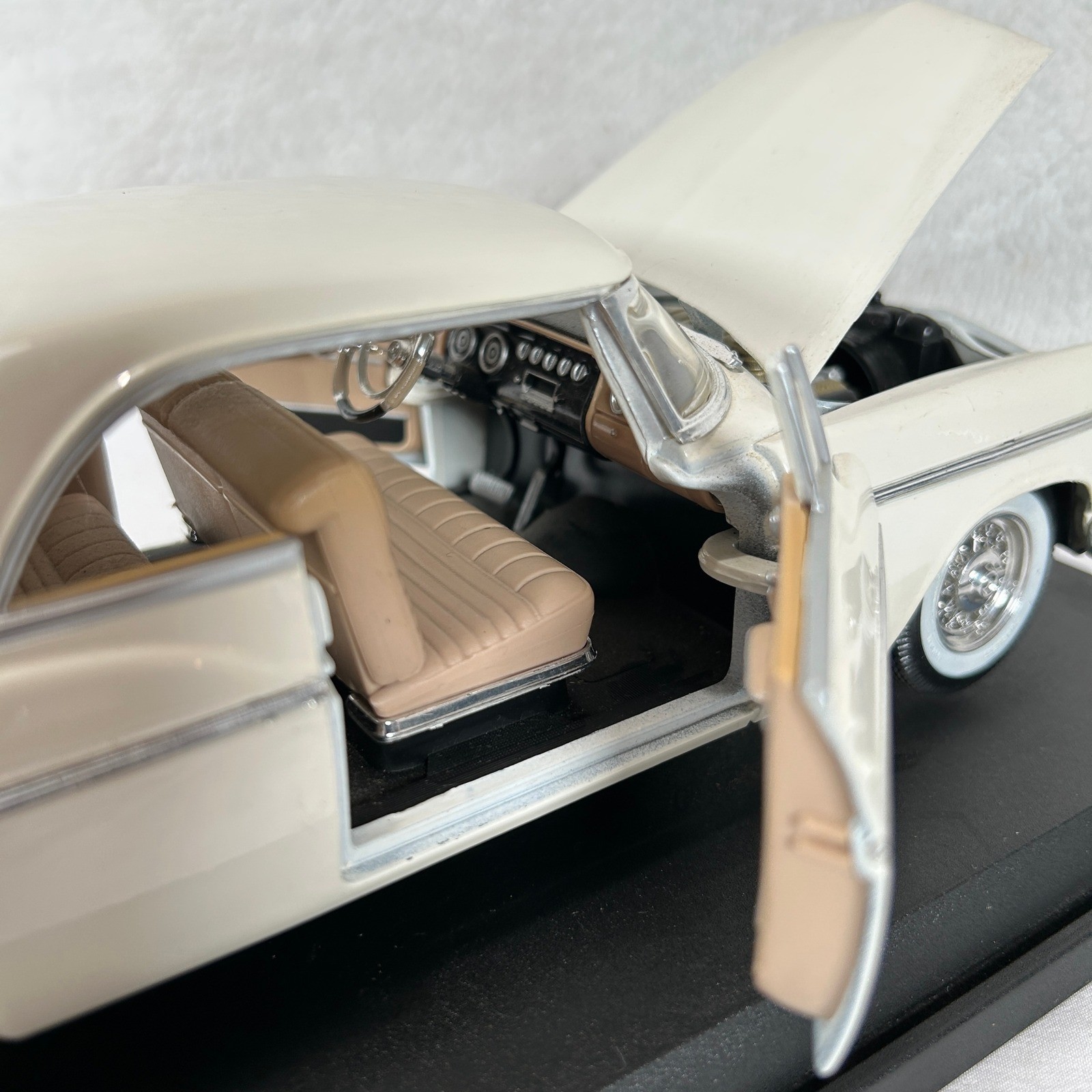 Maisto Chrysler 300B 1956 Cream 1:18 Scale Diecast Model Car with Display Stand