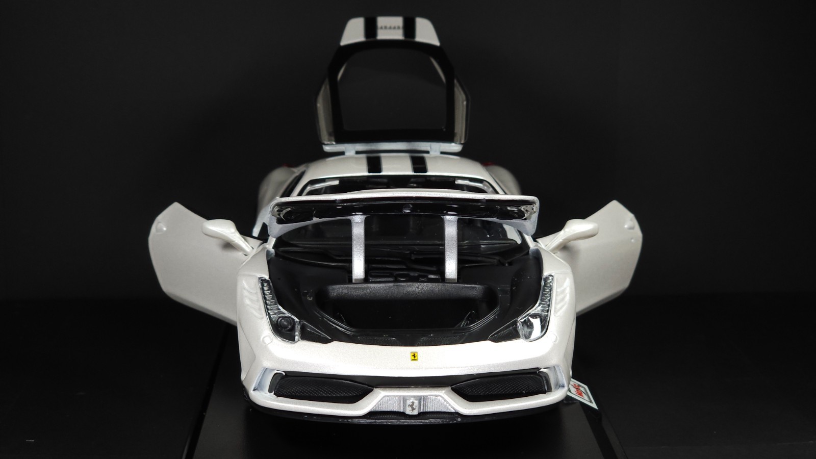 458 Speciale 1:18 Maisto Exclusive Style Special Edition – White