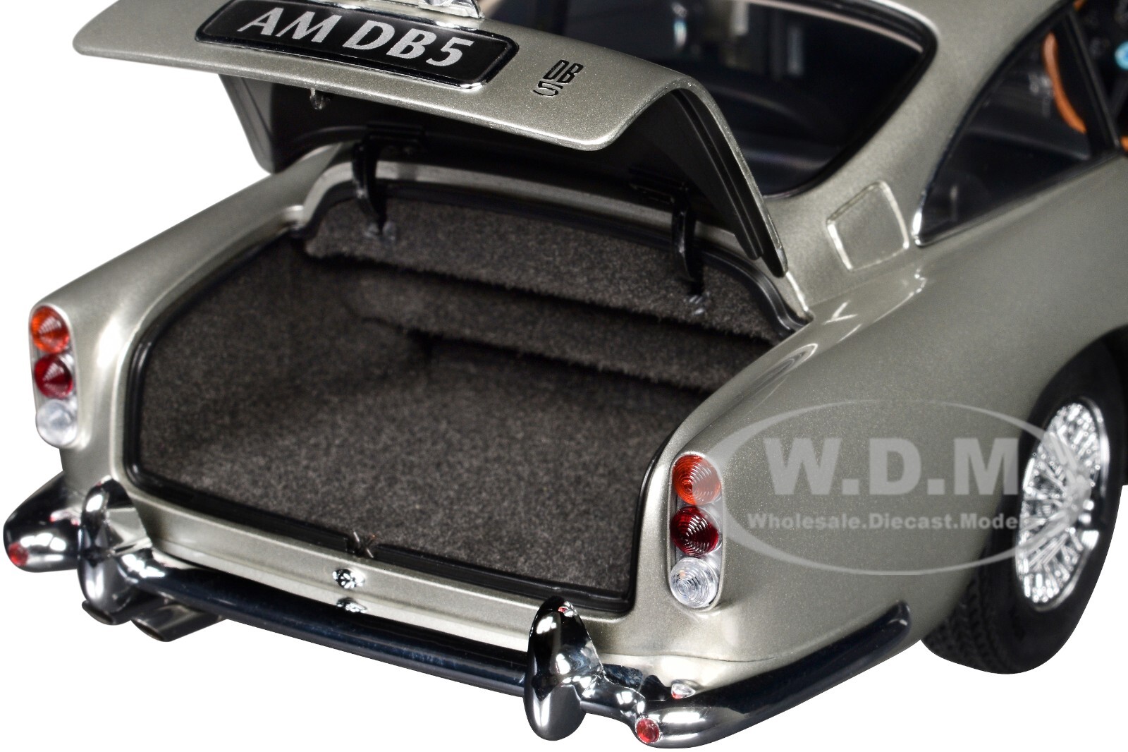 ASTON MARTIN DB5 RHD BIRCH SILVER 1/18 MODEL CAR BY AUTOART 70287