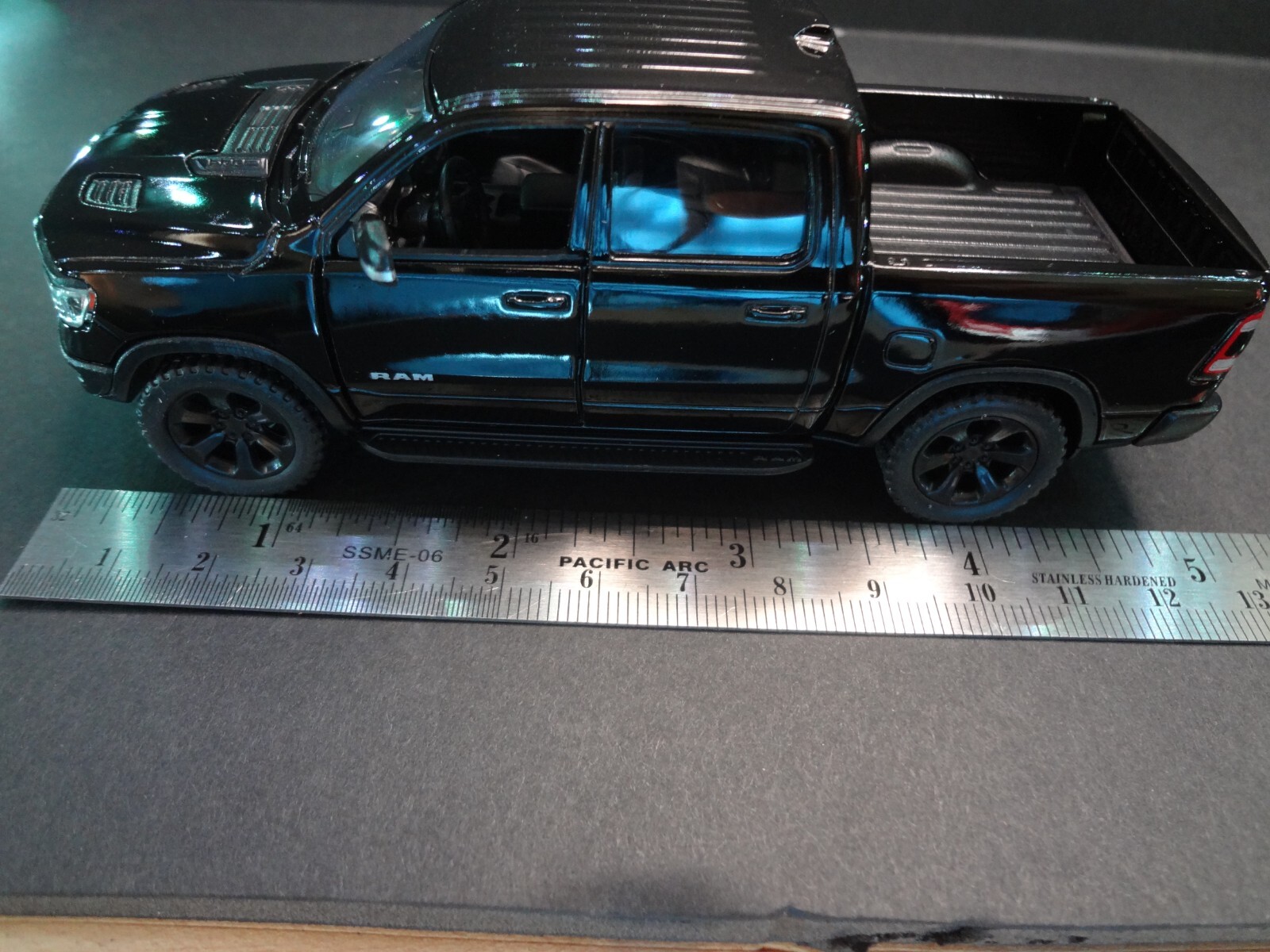 1:46 Scale 2019 Dodge RAM 1500 black – Loose