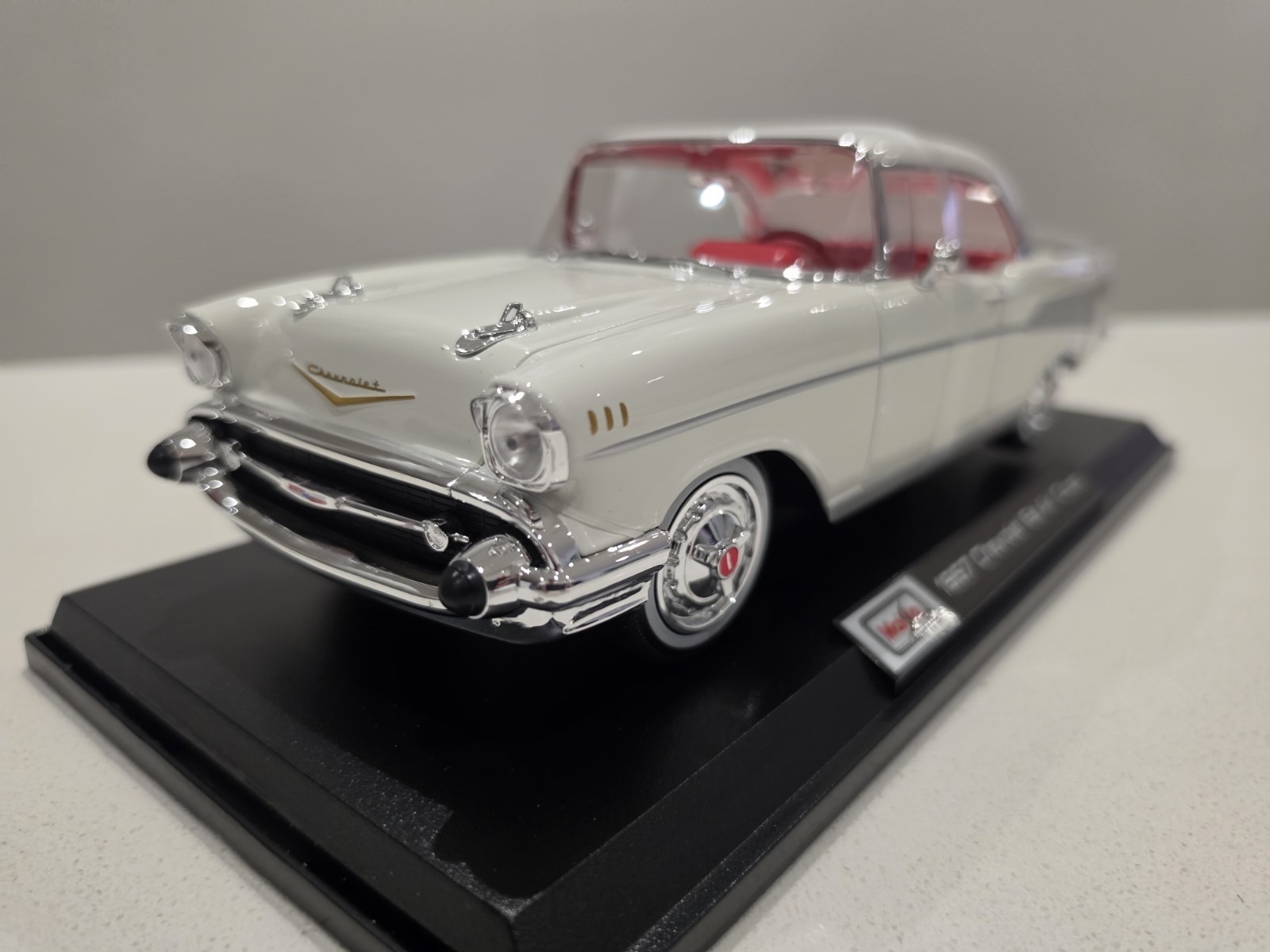 Maisto Special Edition 1:18 Scale Diecast Car 1957 Chevrolet Bel Air Coupe White