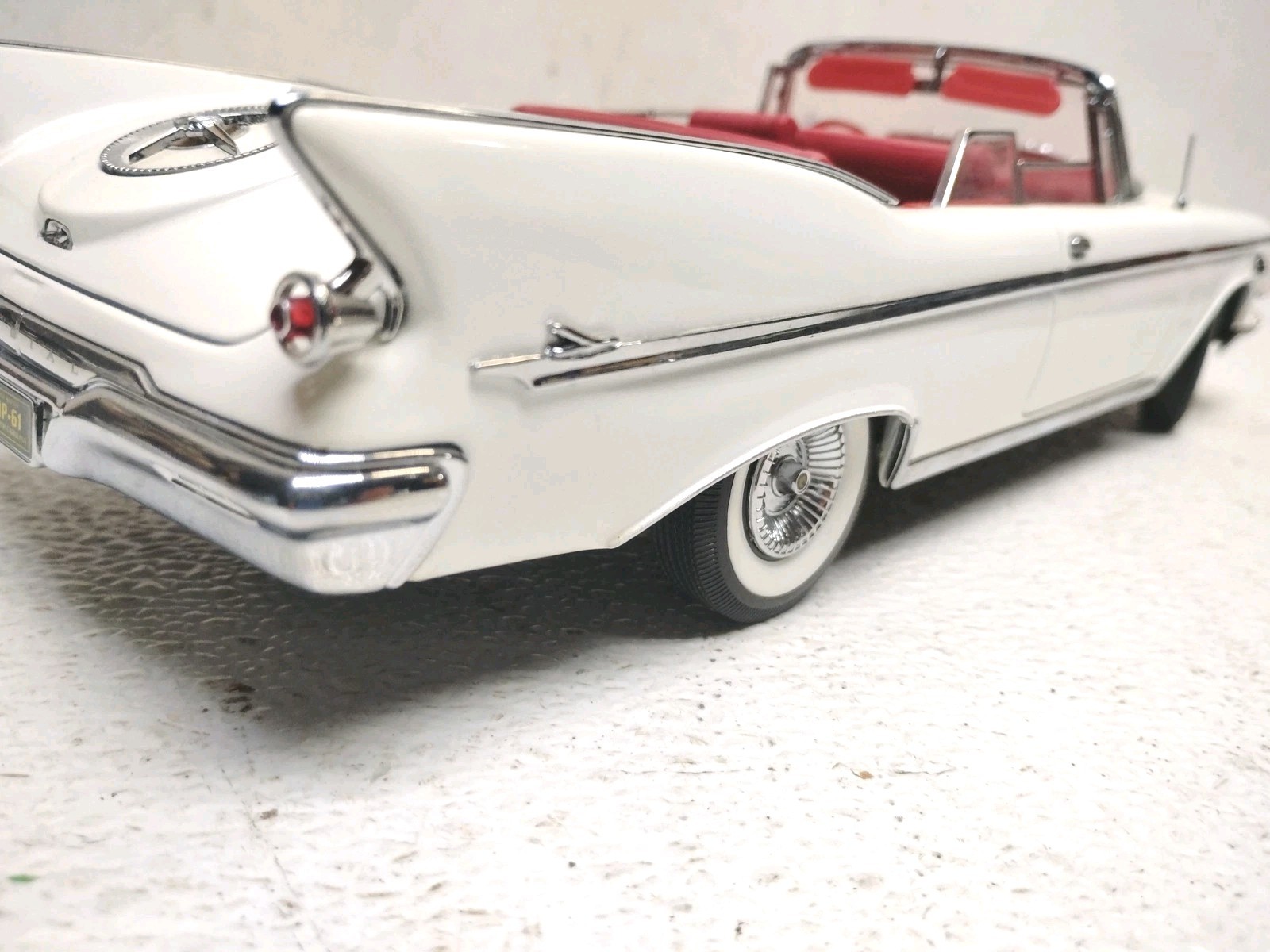 Yat Ming Road Signature 1961 Imperial Crown Convertible White 1:18 Removable Top