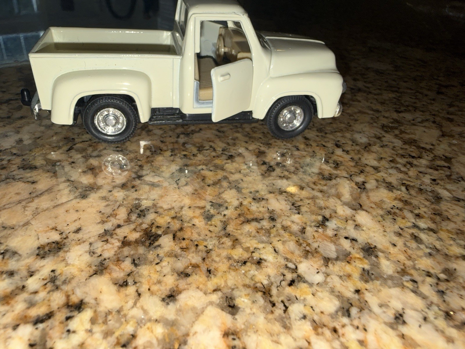 Kinsmart – 1:38 Scale Model 1956 Ford F-100 Pickup White (BBKT5385DW)