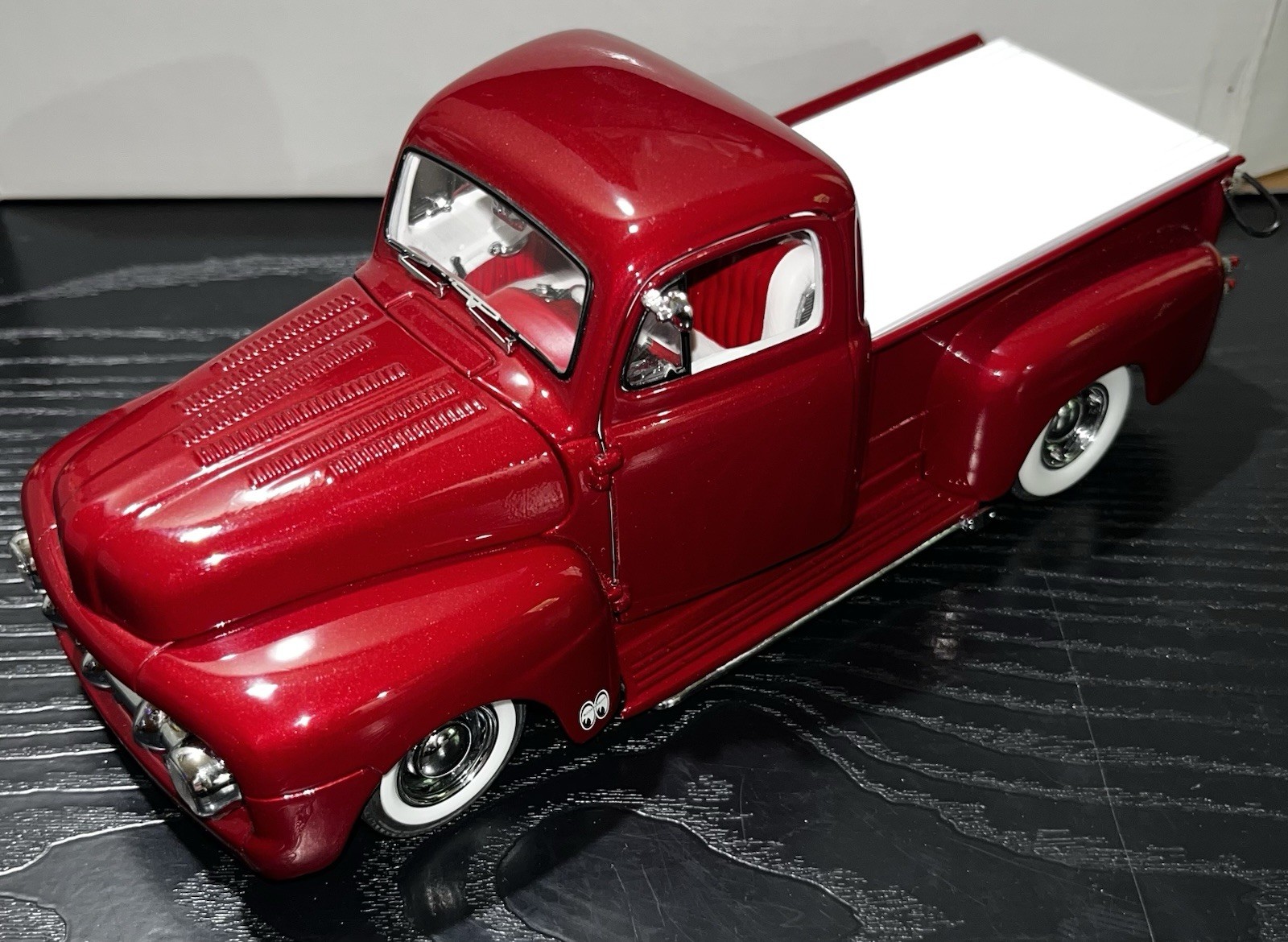 1951 FORD F-150 CUSTOM PICKUP DANBURY MINT CANDY APPLE RED 1:24 DIECAST MODEL