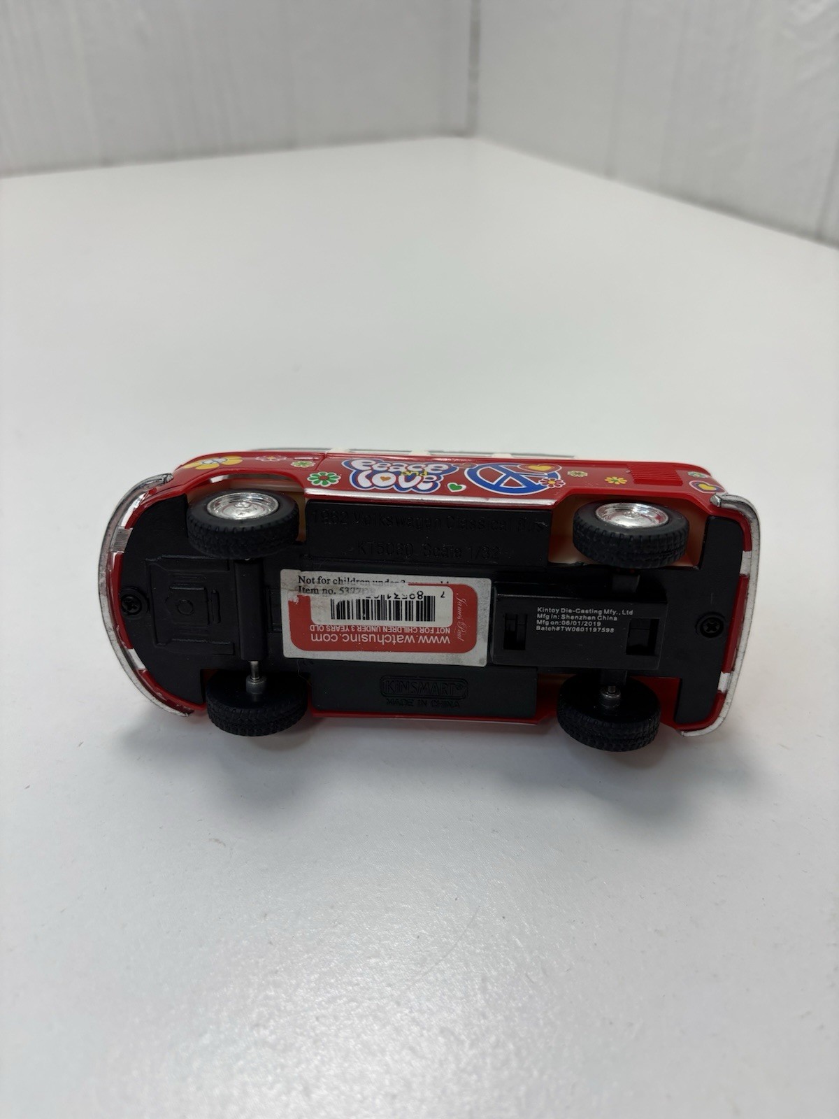 Kintoy Die-Casting 1962 5″ Red Volkswagen Peace & Love Hippie Bus 1:32 Pull & Go