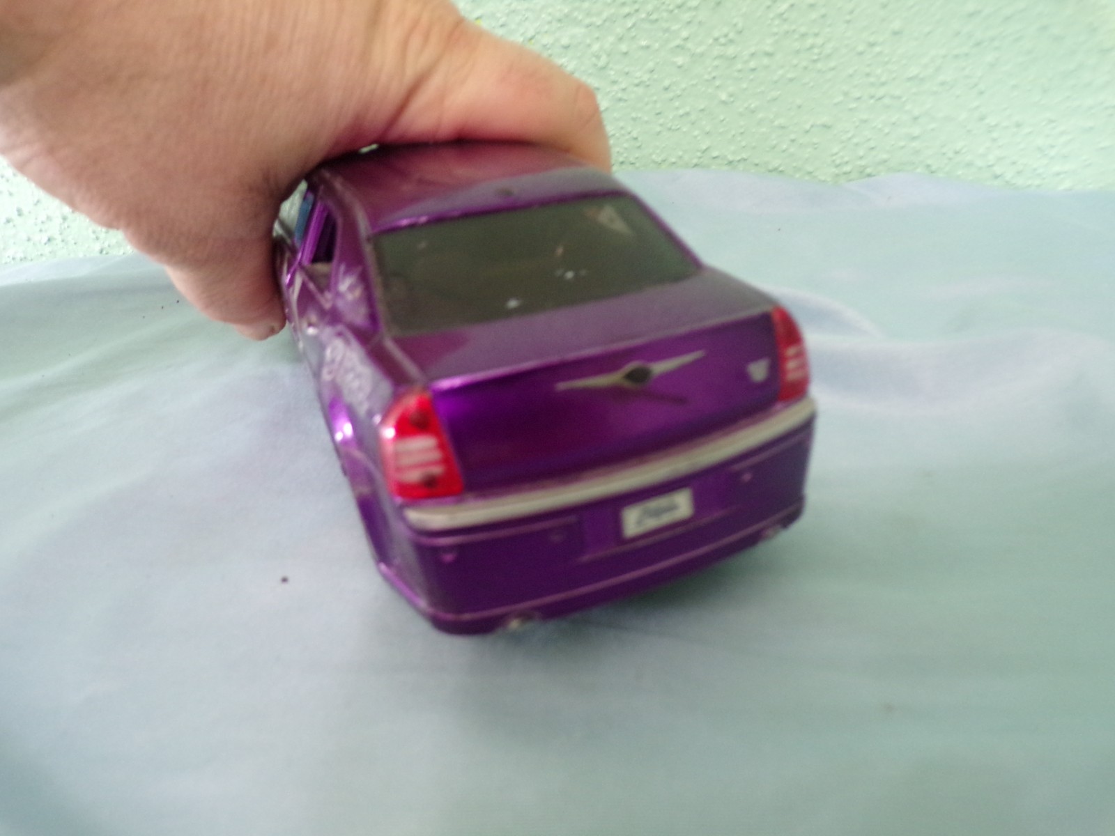 1/24 Maisto Playerz 2005 Chrysler 300C Hemi Limousine purple Silvers as is