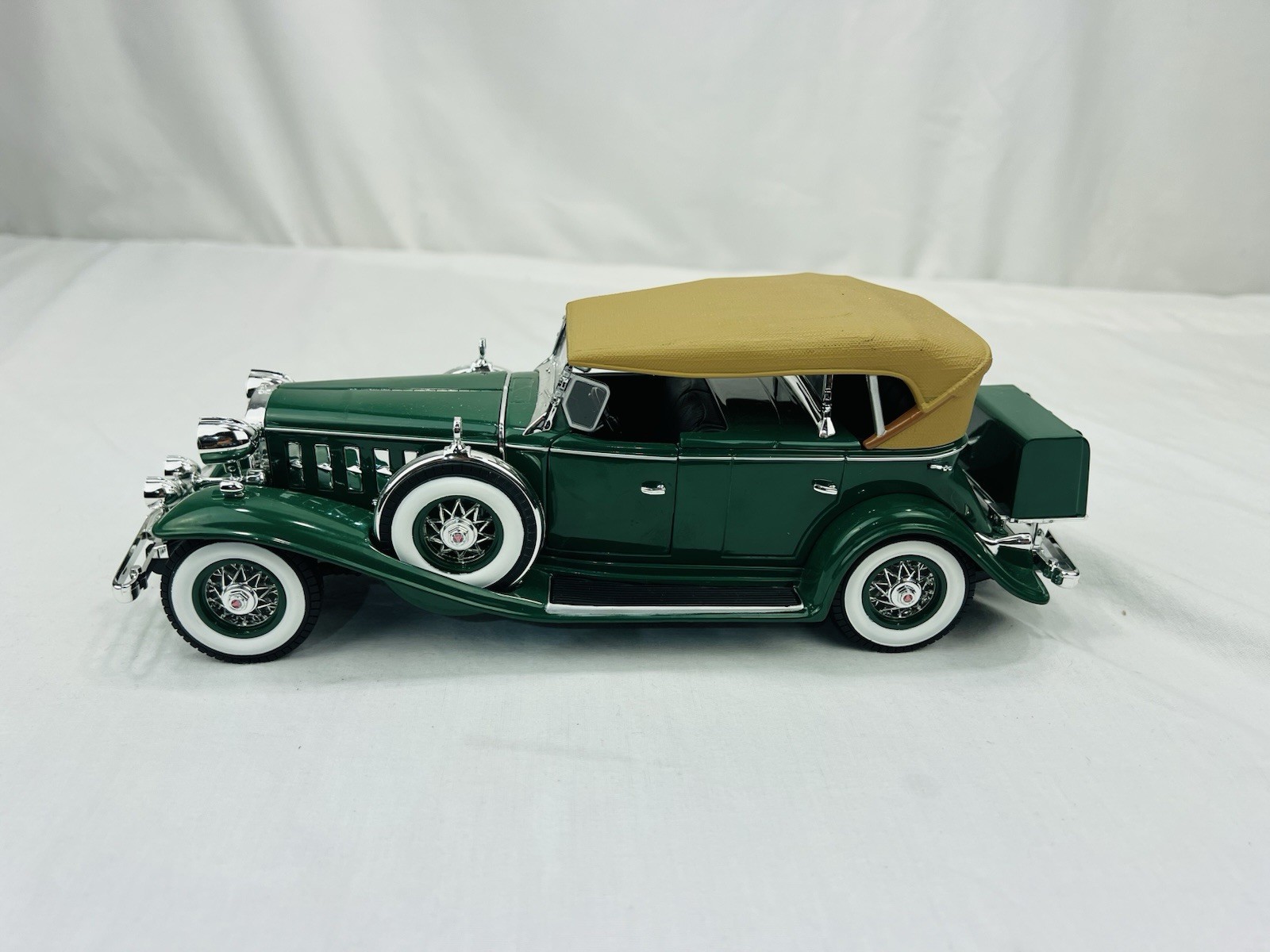 Auto World 1932 CADILLAC V16 SPORT PHAETON 1:18 Scale Dark Green/Tan Top