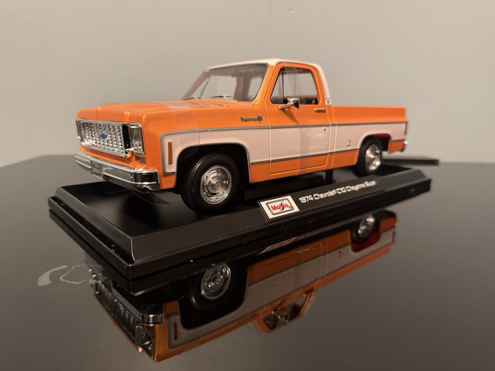 Maisto 1/18 Chevy C10 Cheyenne Super Pickup Truck Orange Two-Tone New In Box