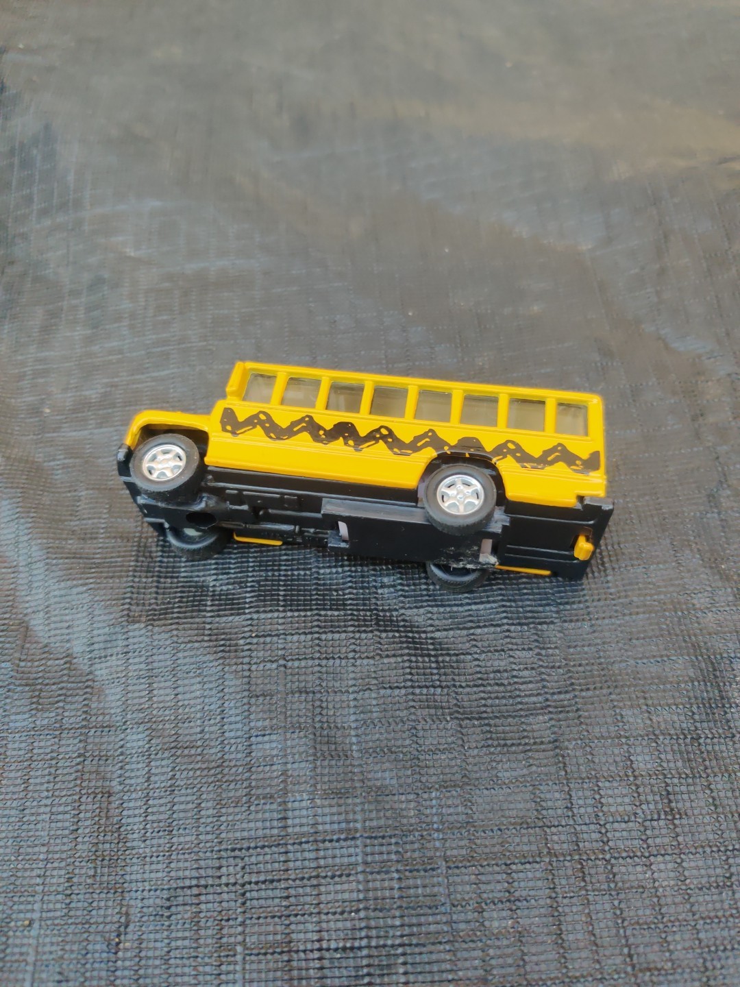 Snoopy & Peanuts Gang Yellow DiecastToy School Bus Collectible Vehicle, pullback