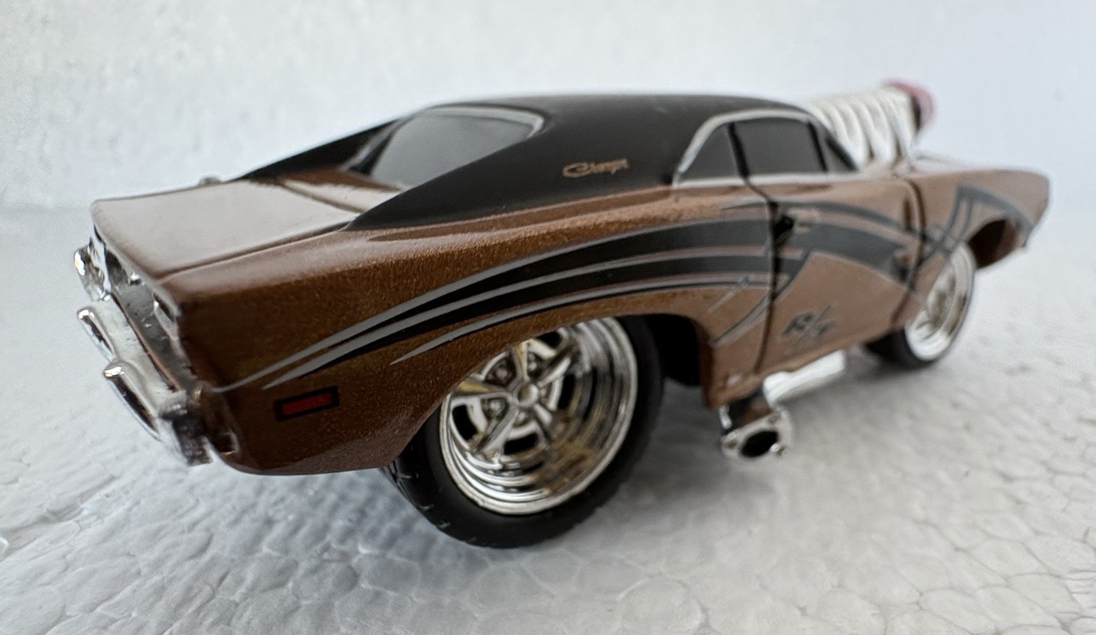 Muscle Machines Dodge Challenger R/T Bronze Chrome Blower Pink Intake 1/64