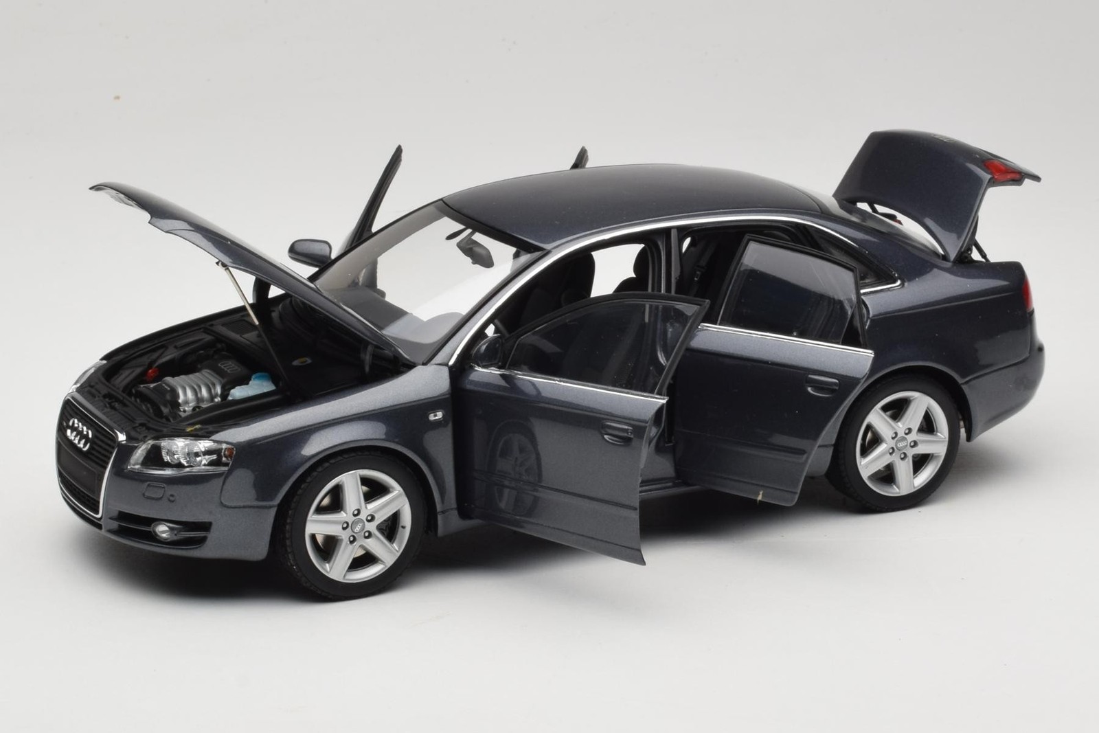 100014400 Audi A4 B7 Sedan Grey Metallic Minichamps 1:18