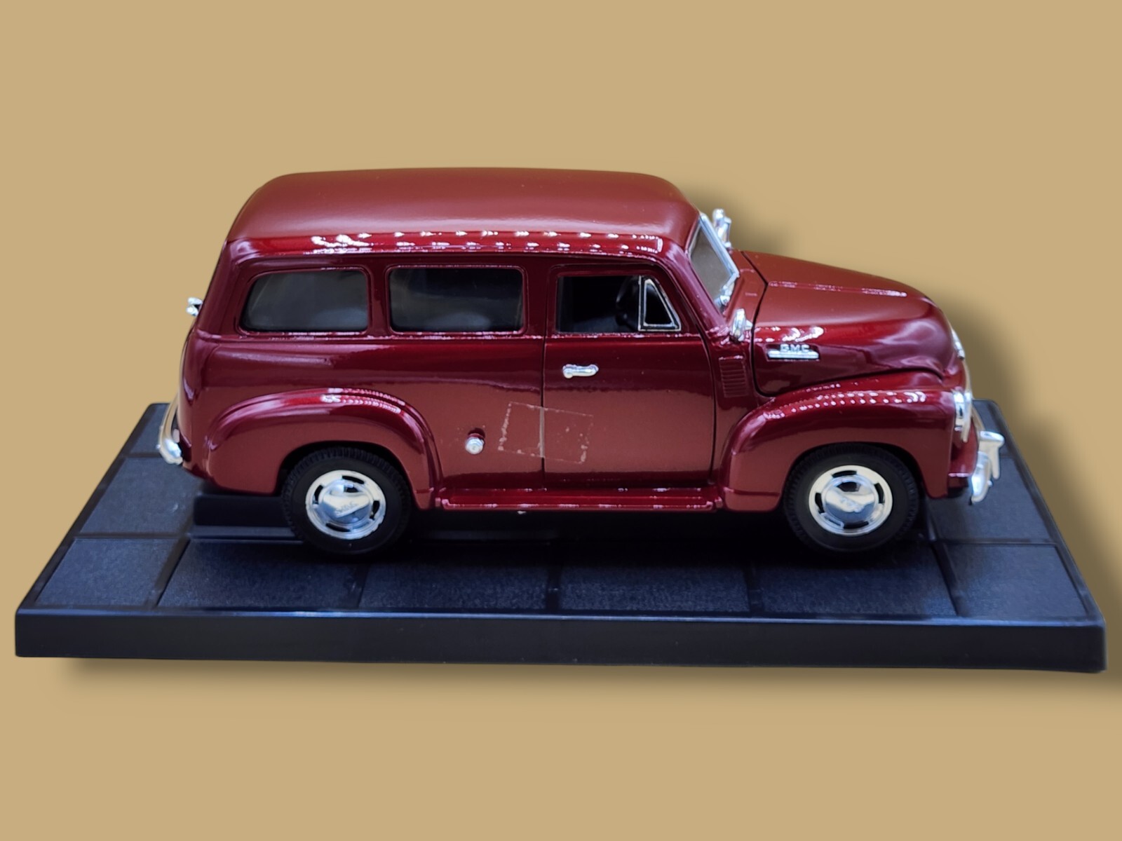 Mira Golden Line 1:18 Scale Diecast Metal G.M.C. 1950 Burgundy Red Suburban MIB