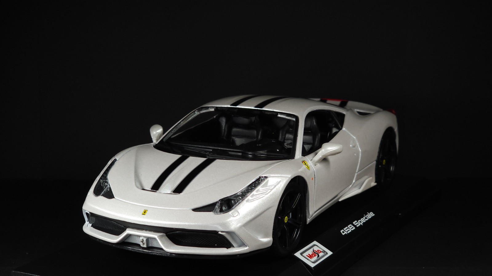 458 Speciale 1:18 Maisto Exclusive Style Special Edition – White