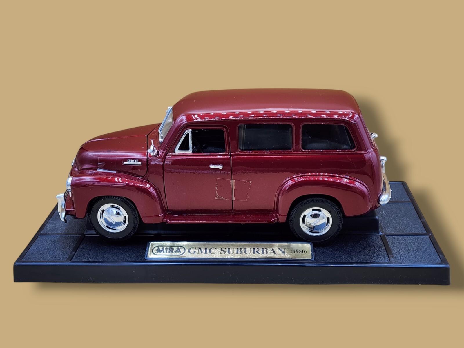 Mira Golden Line 1:18 Scale Diecast Metal G.M.C. 1950 Burgundy Red Suburban MIB