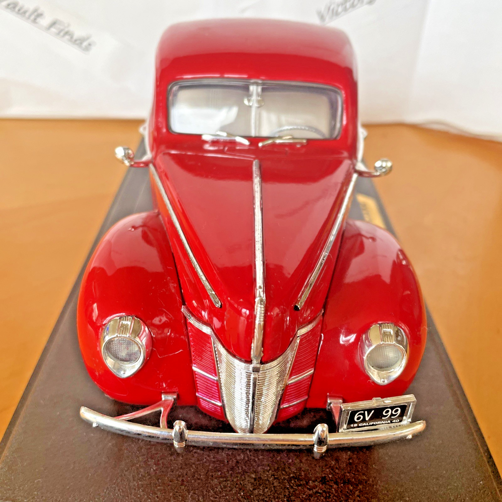MotorMax American Classics 1940 Ford Deluxe Coupe Red 1:18 Diecast Car 73108