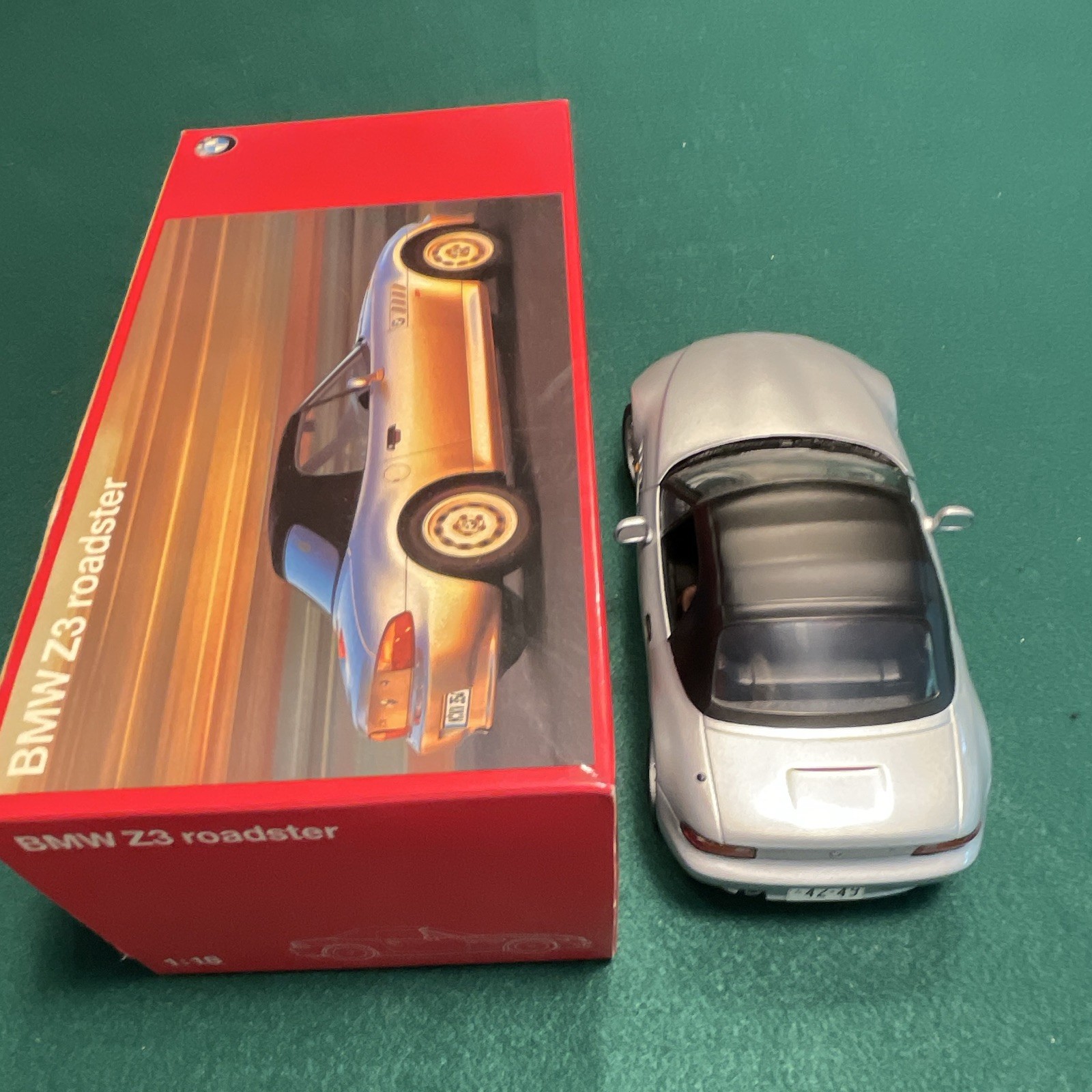 BMW 1:18 BMW Z3 Roadster 1997 Diecast Silver/Black Opening Hood & Doors