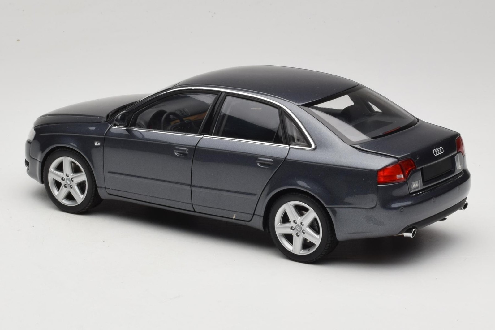 100014400 Audi A4 B7 Sedan Grey Metallic Minichamps 1:18
