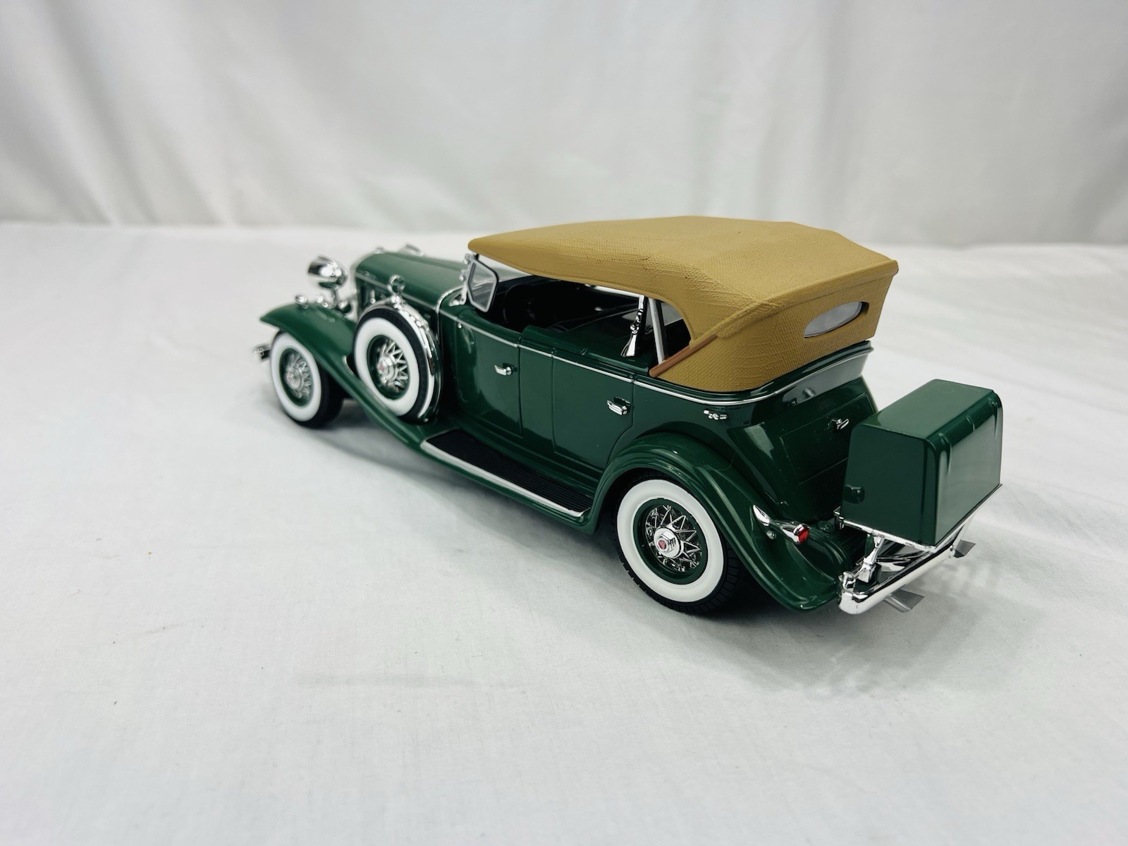 Auto World 1932 CADILLAC V16 SPORT PHAETON 1:18 Scale Dark Green/Tan Top