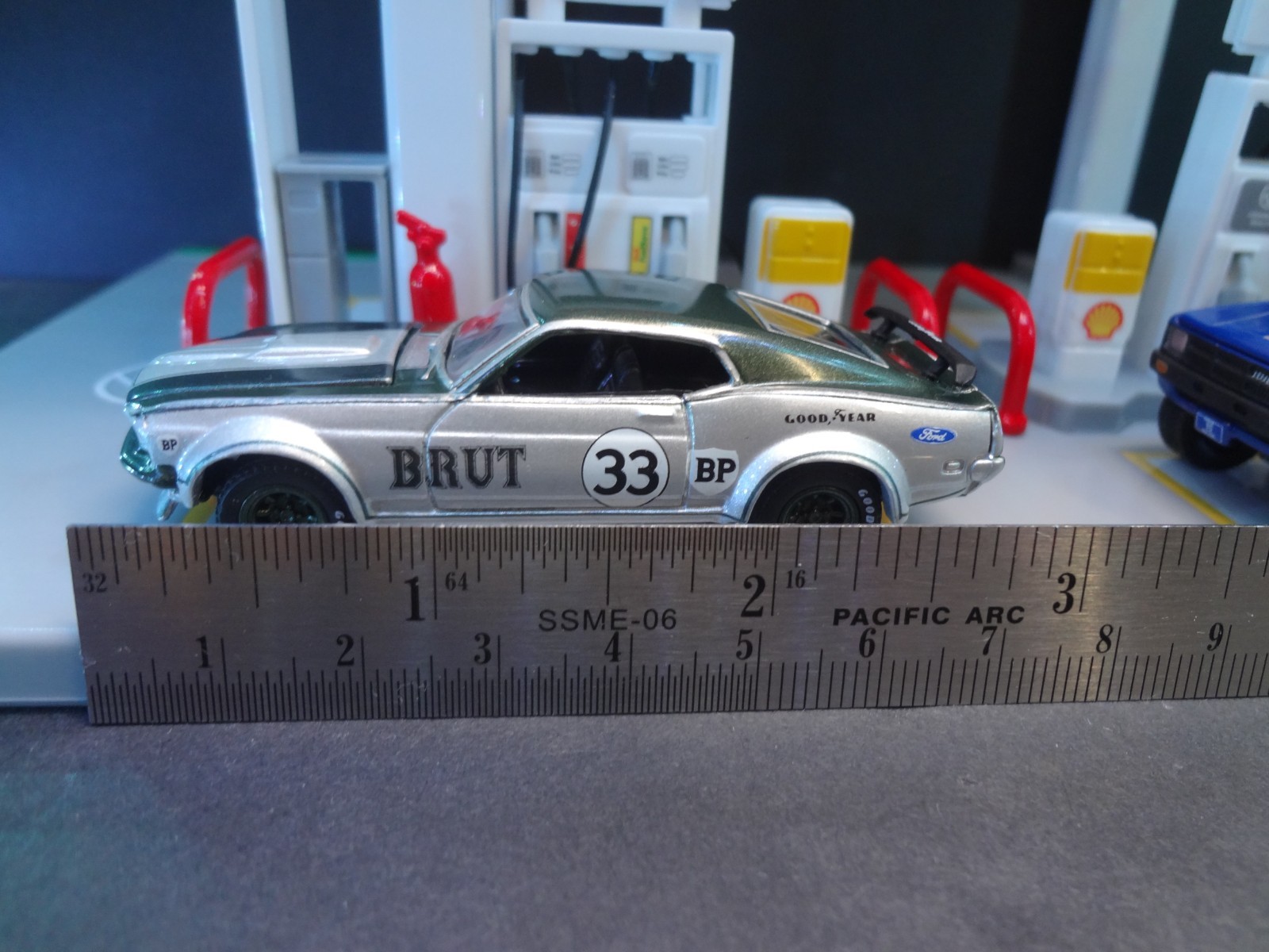 1:64 scale SHELL Gas Station snap on kit