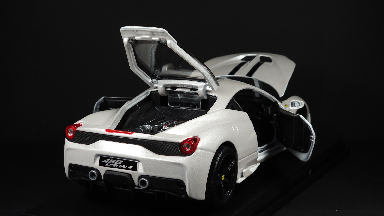 458 Speciale 1:18 Maisto Exclusive Style Special Edition – White