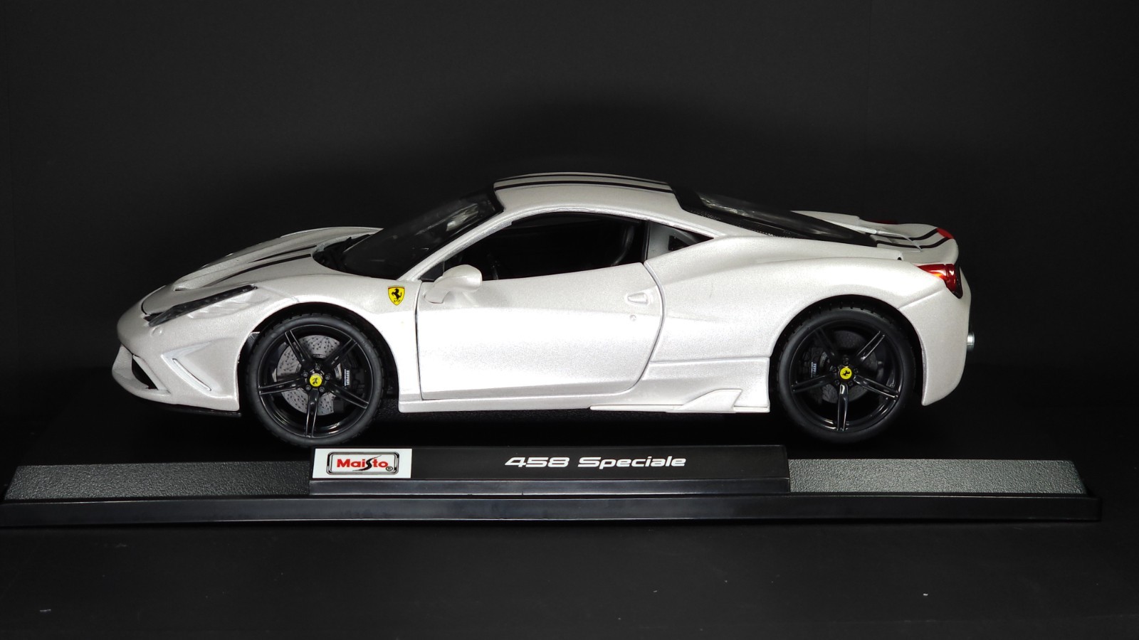 458 Speciale 1:18 Maisto Exclusive Style Special Edition – White