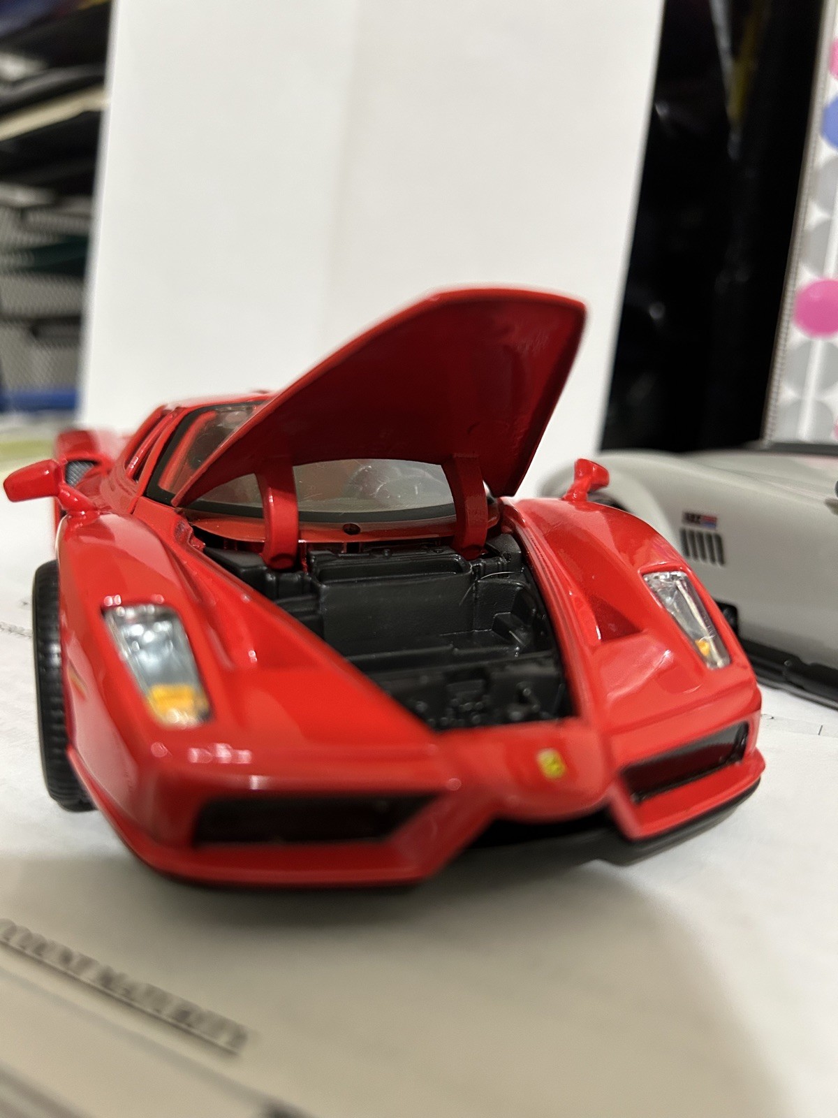 MAISTO 1:24 Enzo Ferrari Diecast Car. Red. Nice!