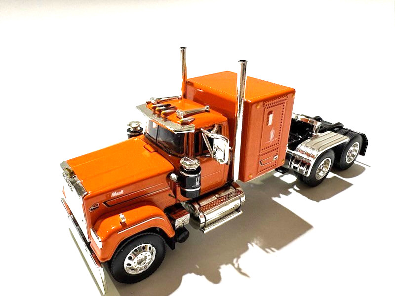 DCP / FIRST GEAR 1/64 SCALE MACK SUPER LINER FLAT TOP SLEEPER ORANGE
